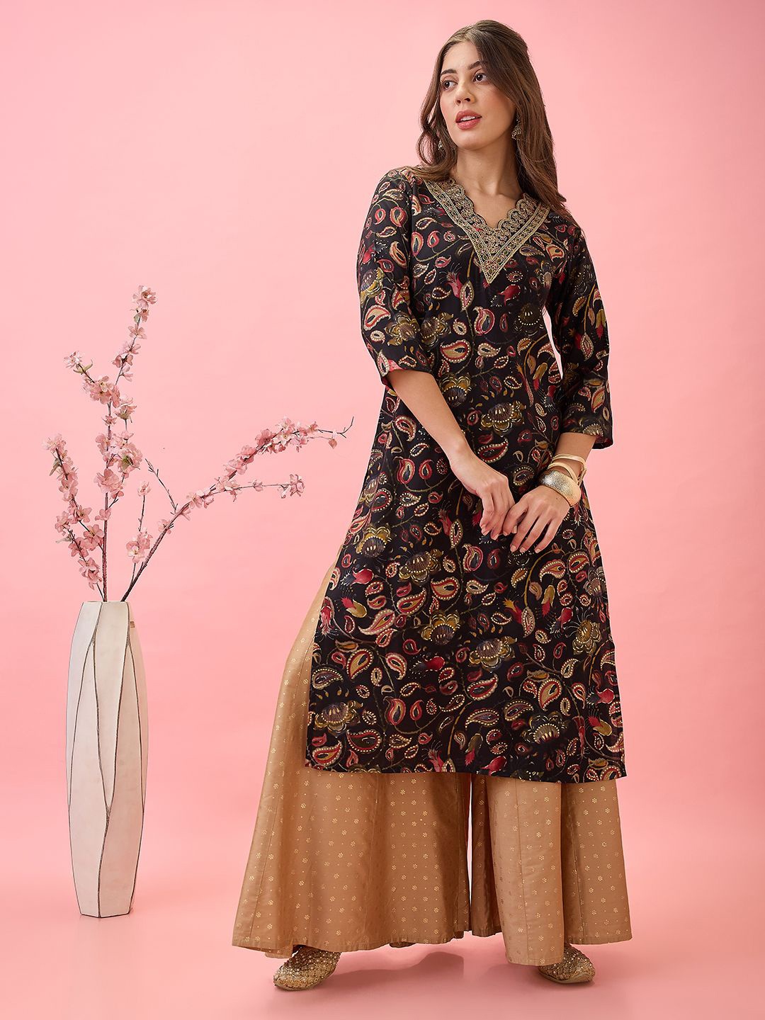 

Globus Scalloped Embroidered V-Neck Gold Foil Paisley Print Chanderi Festive Kurta, Black