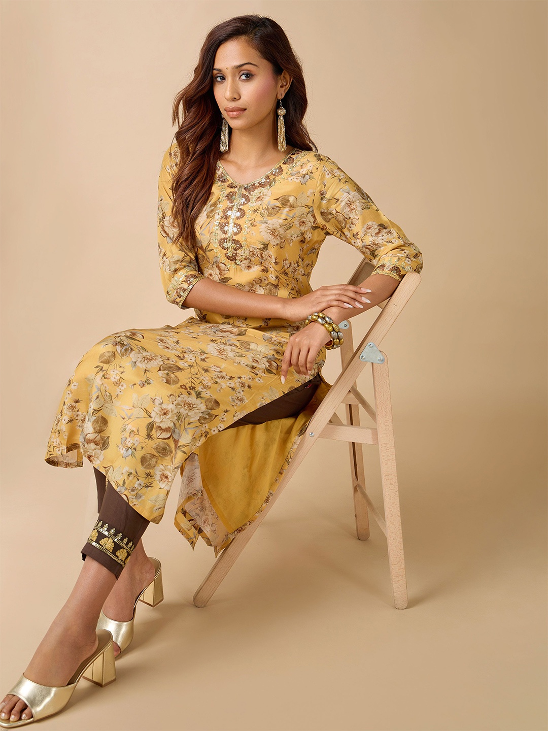 

Vismay Floral Printed V Neck Ethnic Straight Kurta, Yellow
