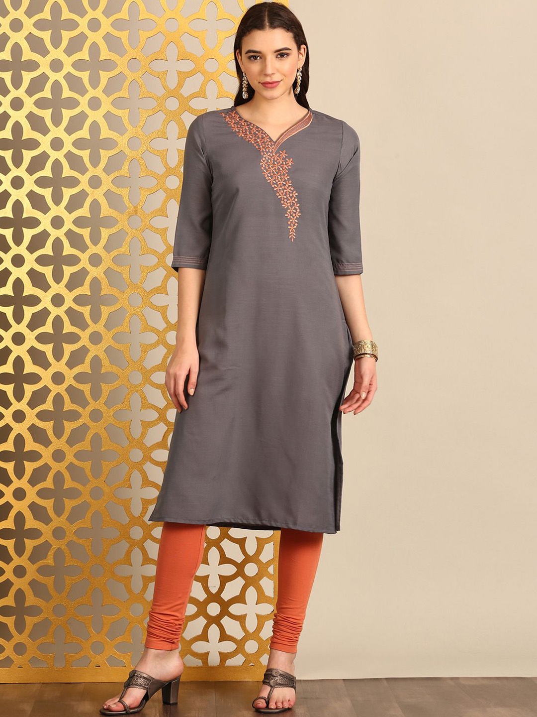 

Alena Women Floral Embroidered Thread Work Kurta, Grey