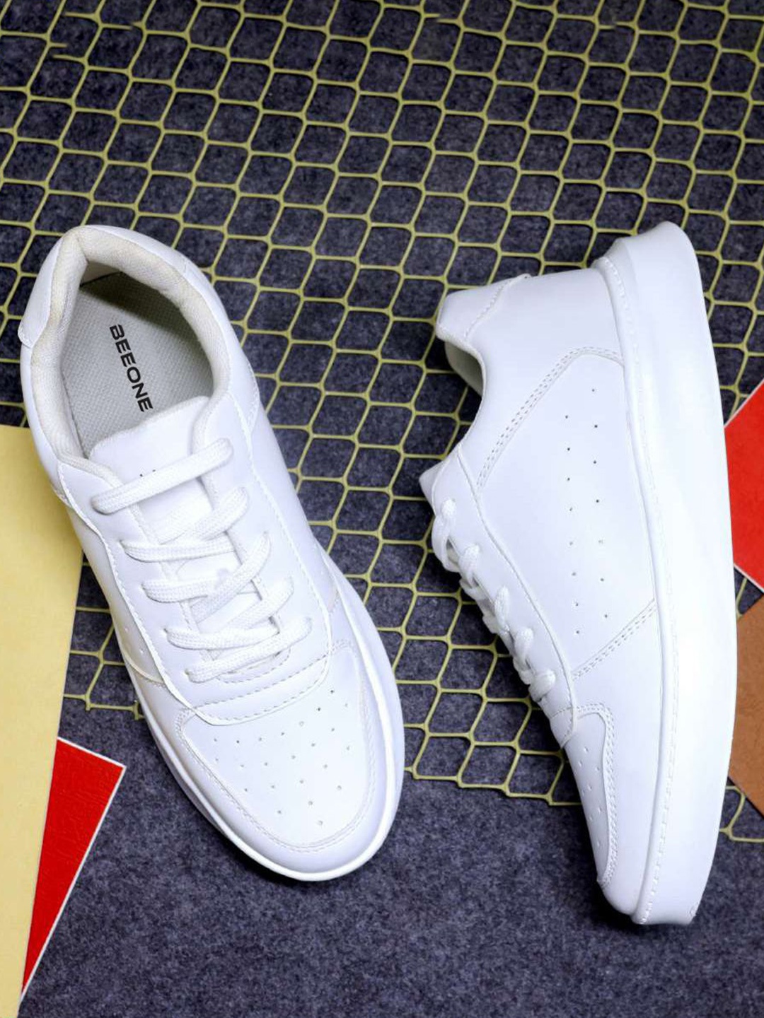 

Beeone Men Sneakers, White