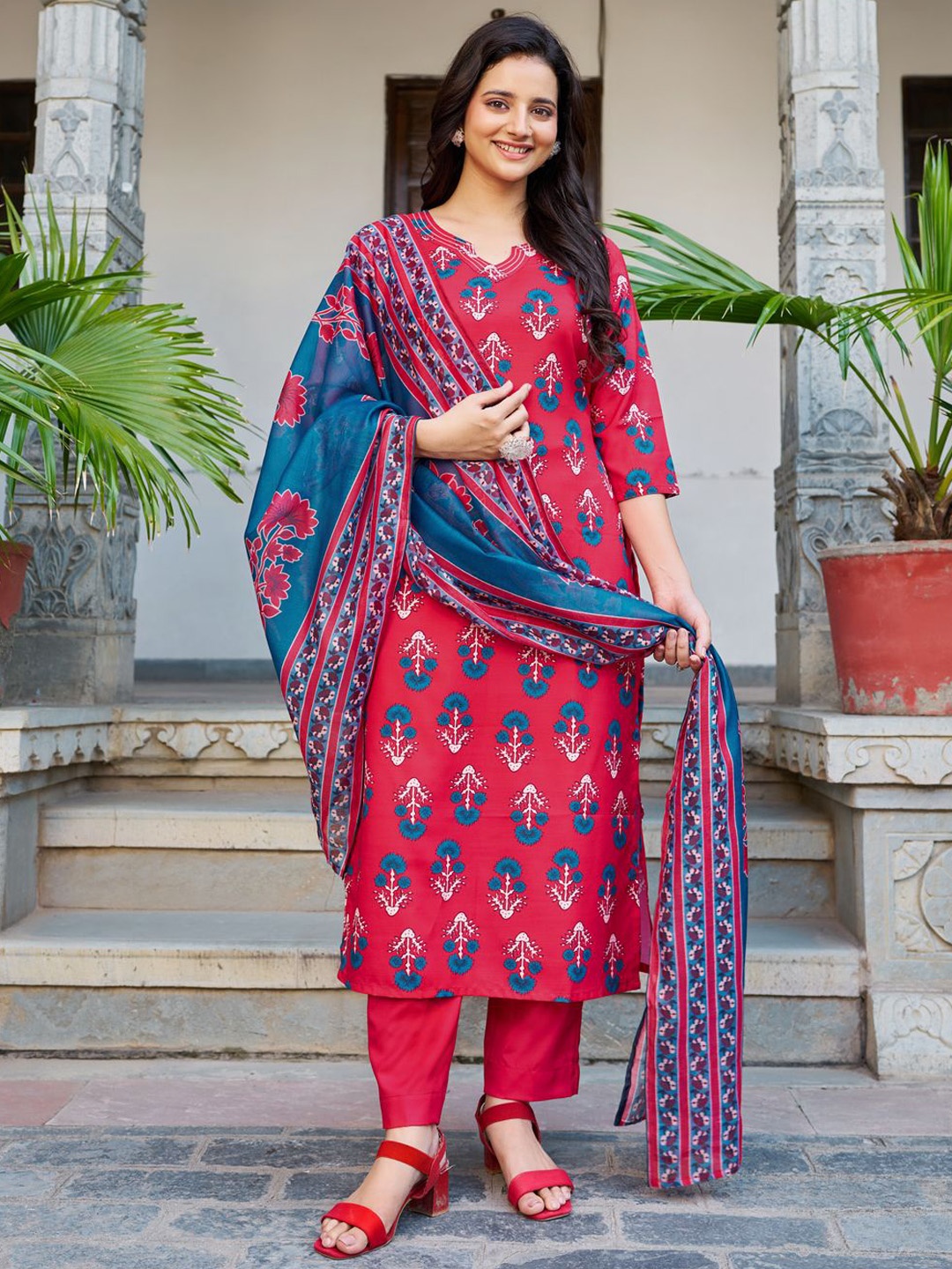 

Moda Rapido Women Floral Printed Regular Kurta with Trousers & With Dupatta, Red