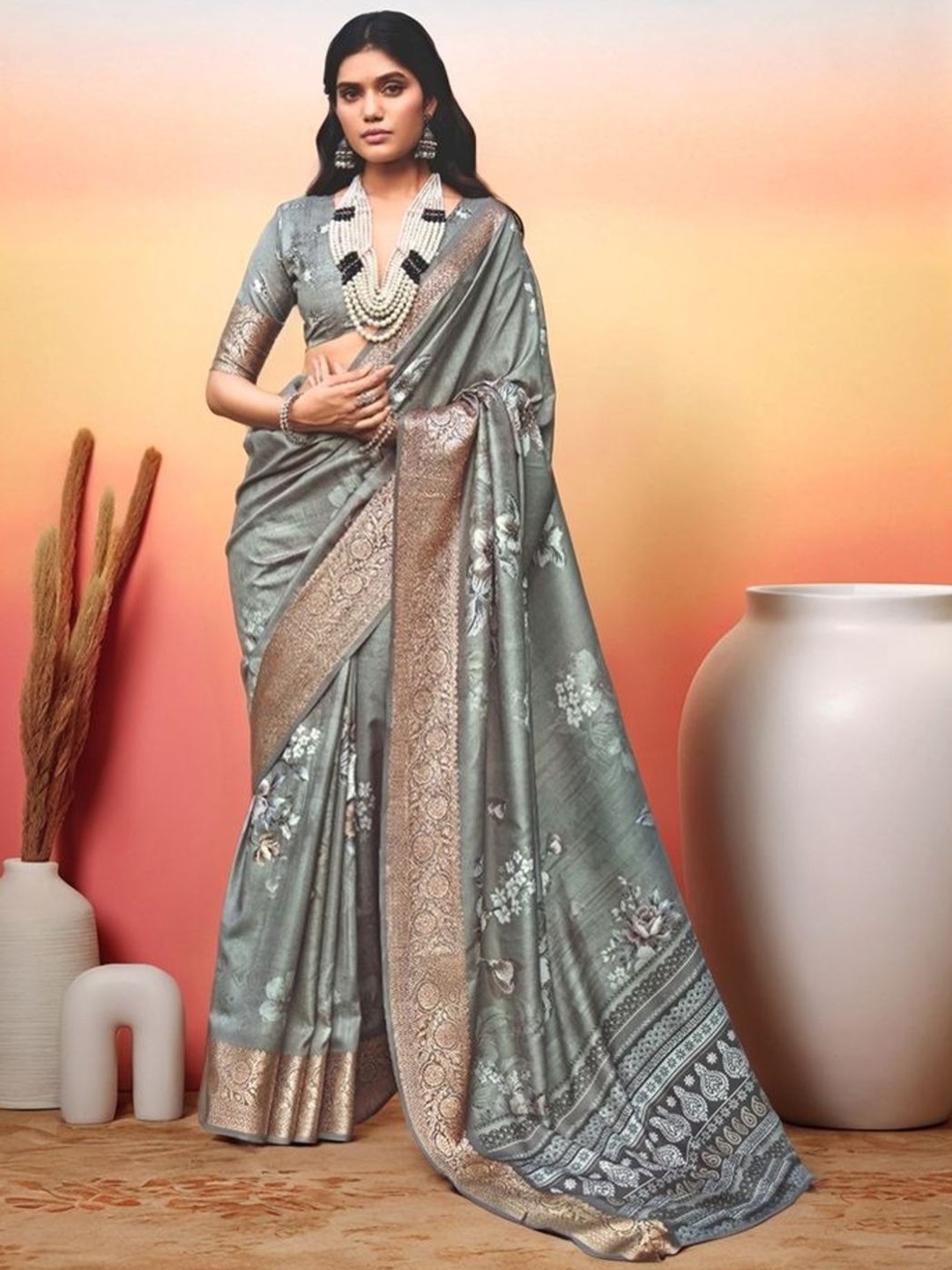

Sangria Digital Floral Printed Saree With Blouse, Grey