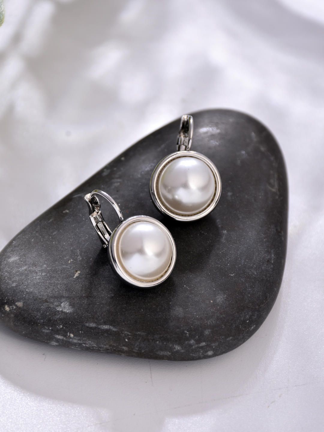 

Reenisaa Circular Studs Earrings, White