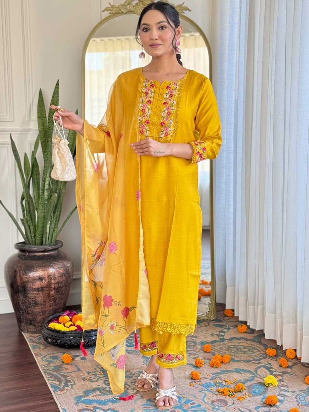 

REALLTREND Women Ethnic Motifs Embroidered Regular Thread Work Kurta with Trousers & With Dupatta, Yellow