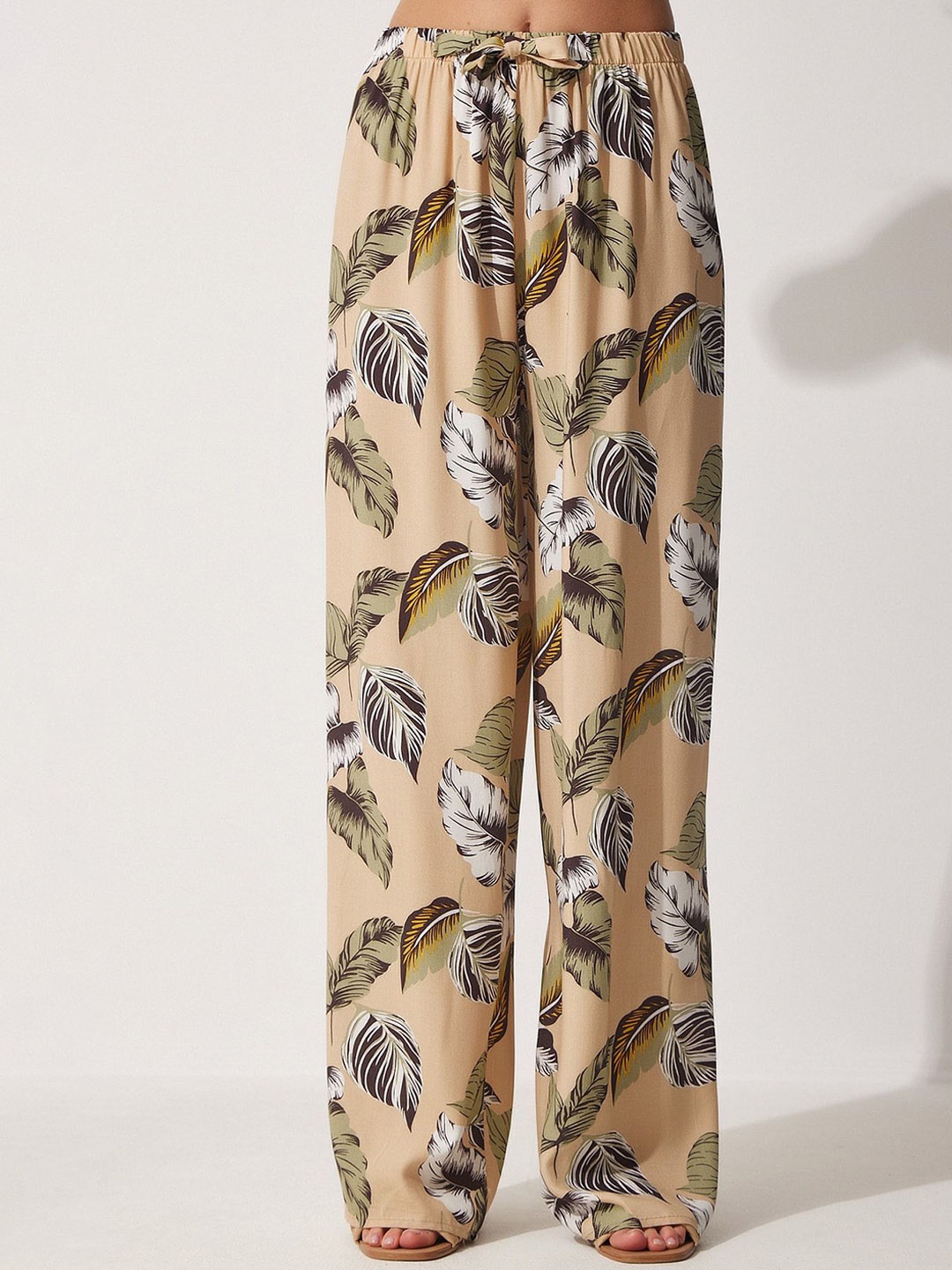 

Happiness istanbul Women Floral Printed Trousers, Na