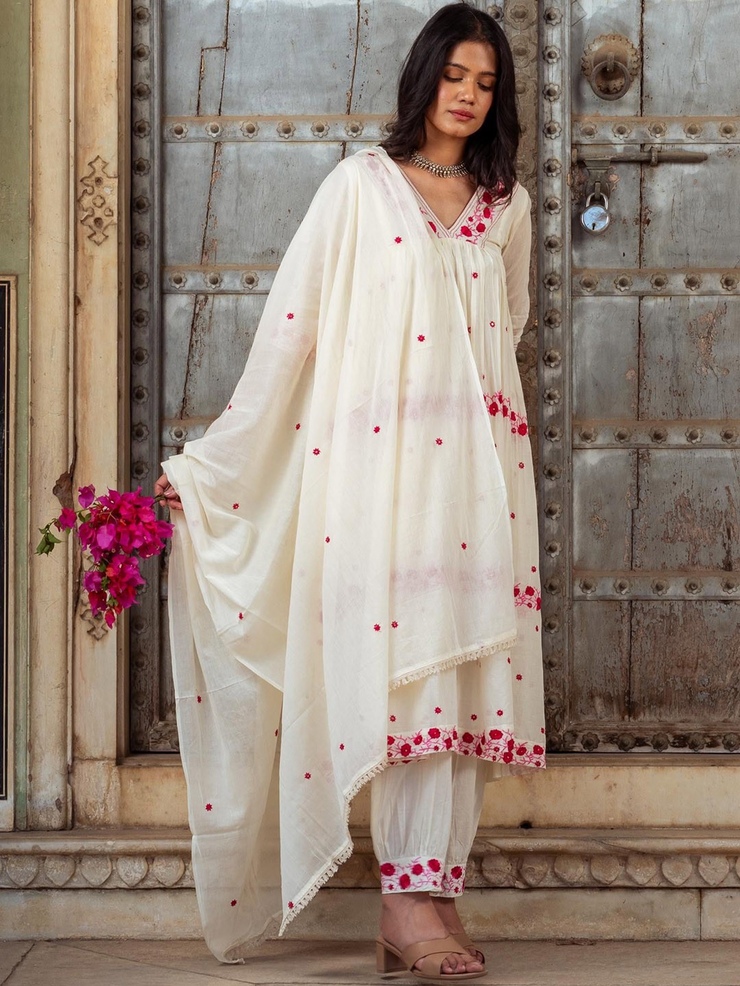 

SHILPI HANDICRAFTS Women Floral Embroidered Regular Sequinned Pure Cotton Kurta with Salwar & With Dupatta, White