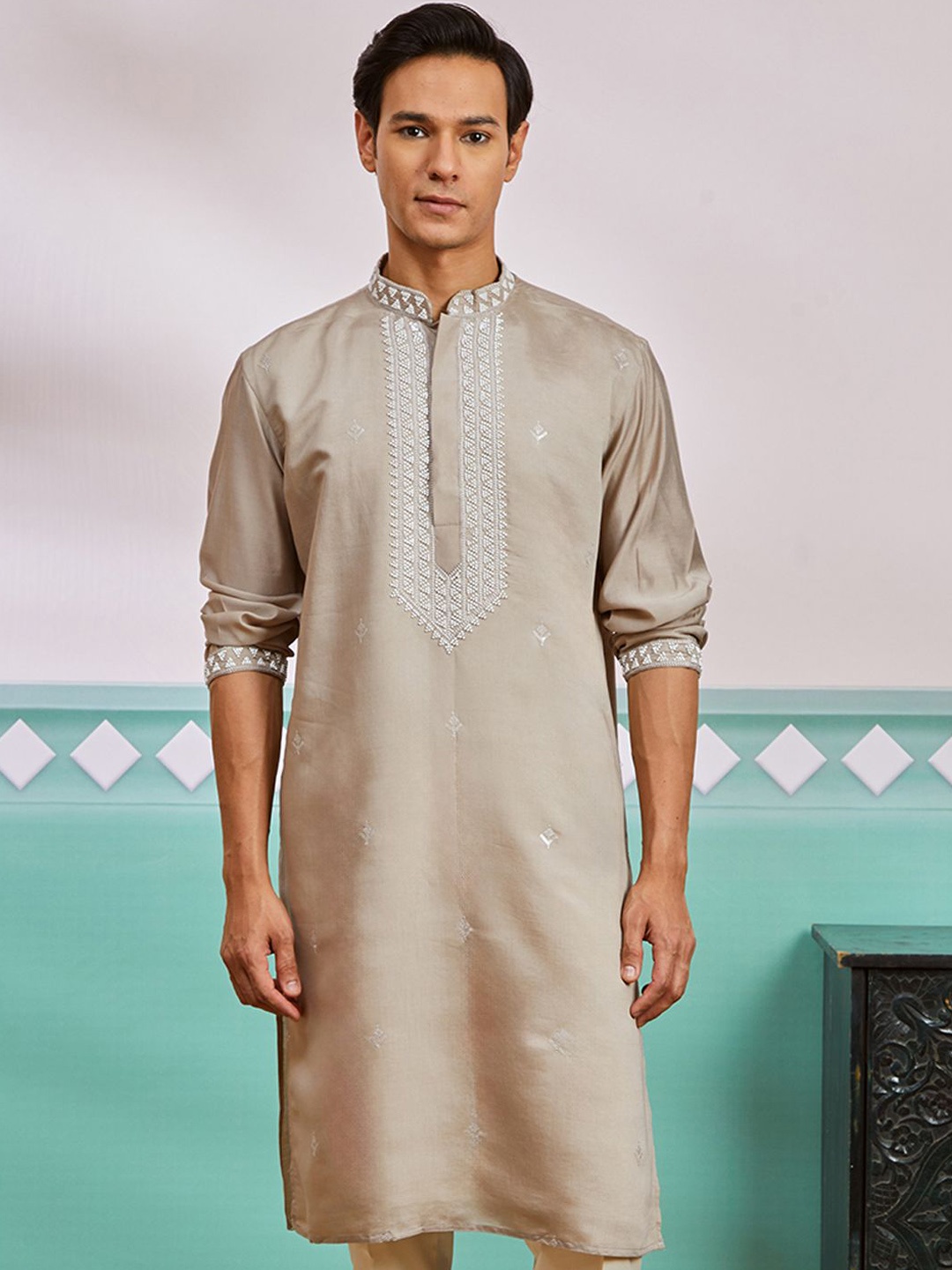 

VASTRAMAY Men Geometric Yoke Design Thread Work Kurta, Grey