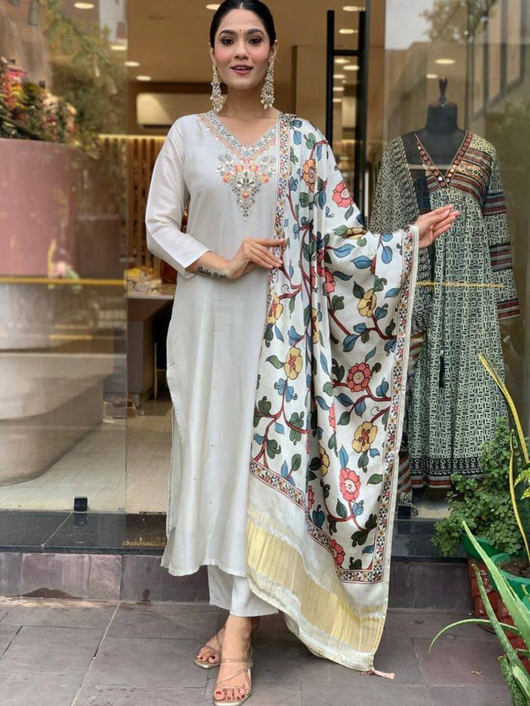 

DIVASTRI Women Ethnic Motifs Embroidered Sequinned Kurta with Trousers & With Dupatta, Off white