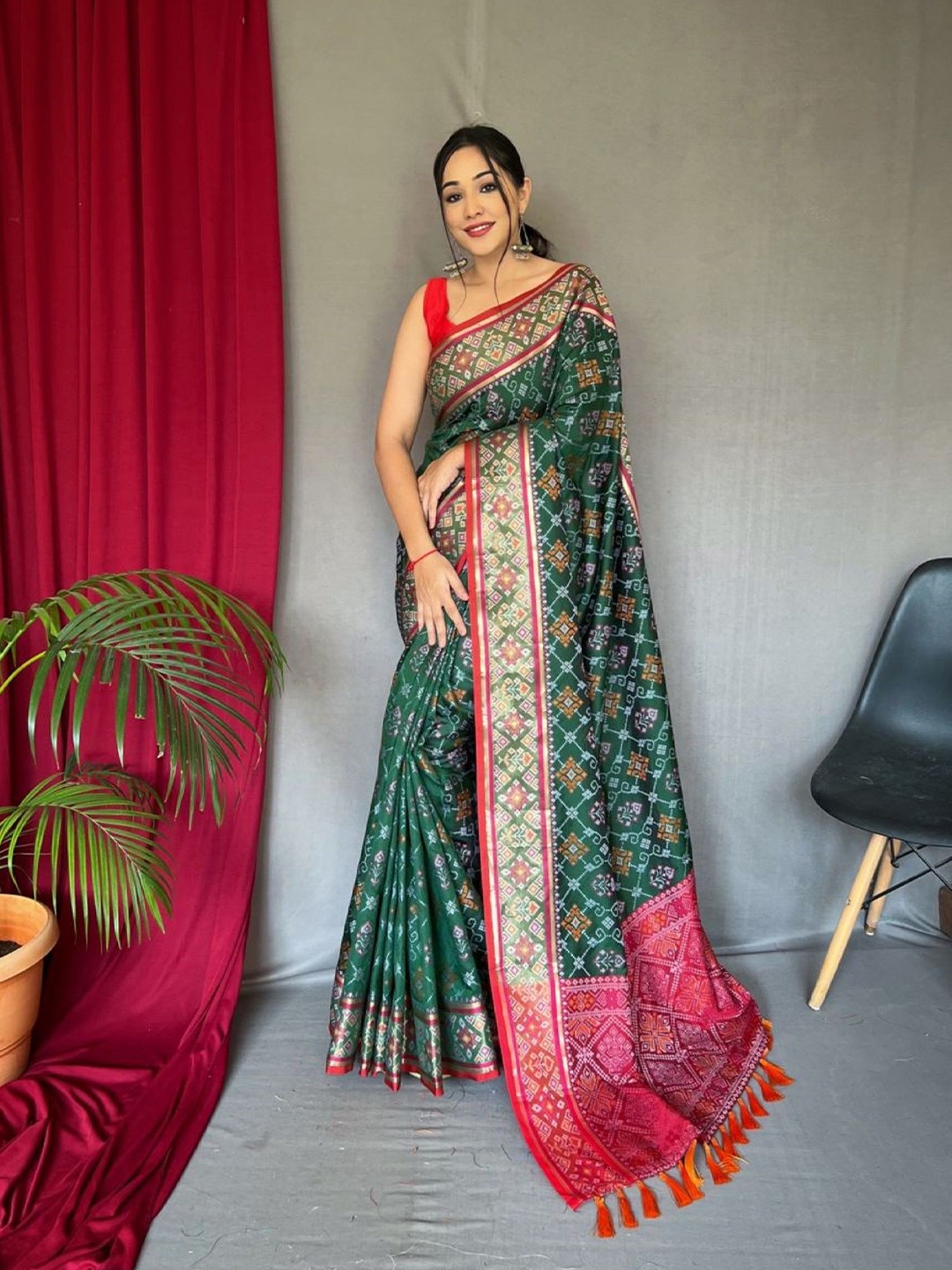 

Rangtulika Ethnics Woven Design Zari Pure Silk Saree, Green
