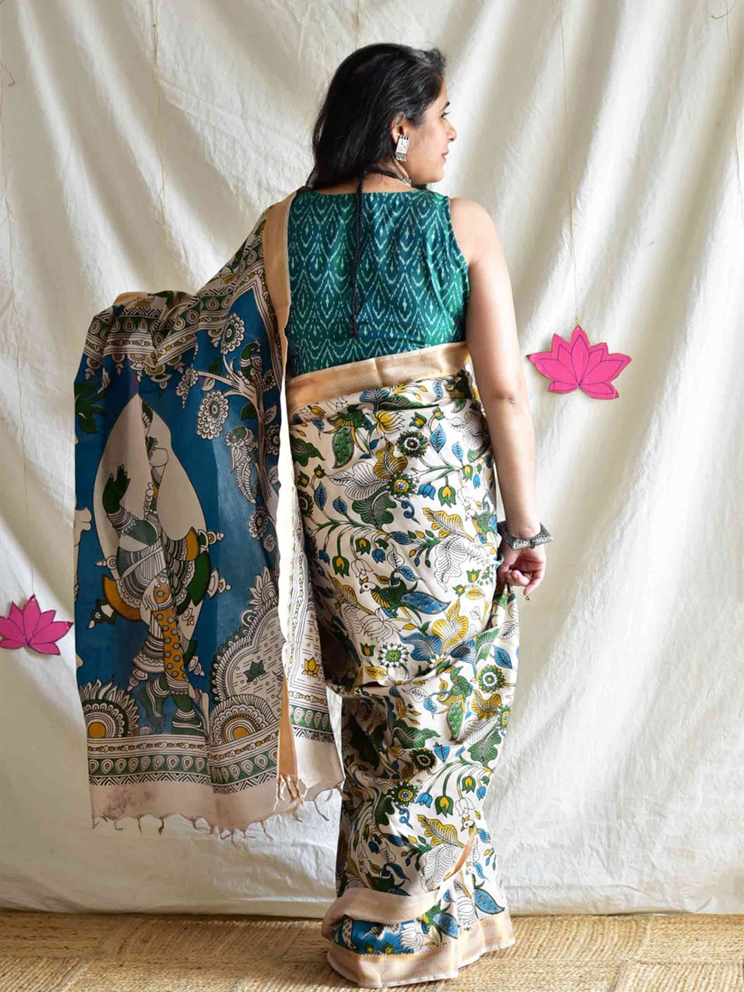 

Sundarii Floral Silk Blend Saree, White