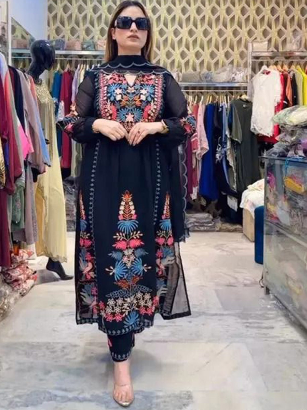 

Piludi Women Floral Embroidered Regular Thread Work Kurta with Trousers & With Dupatta, Black