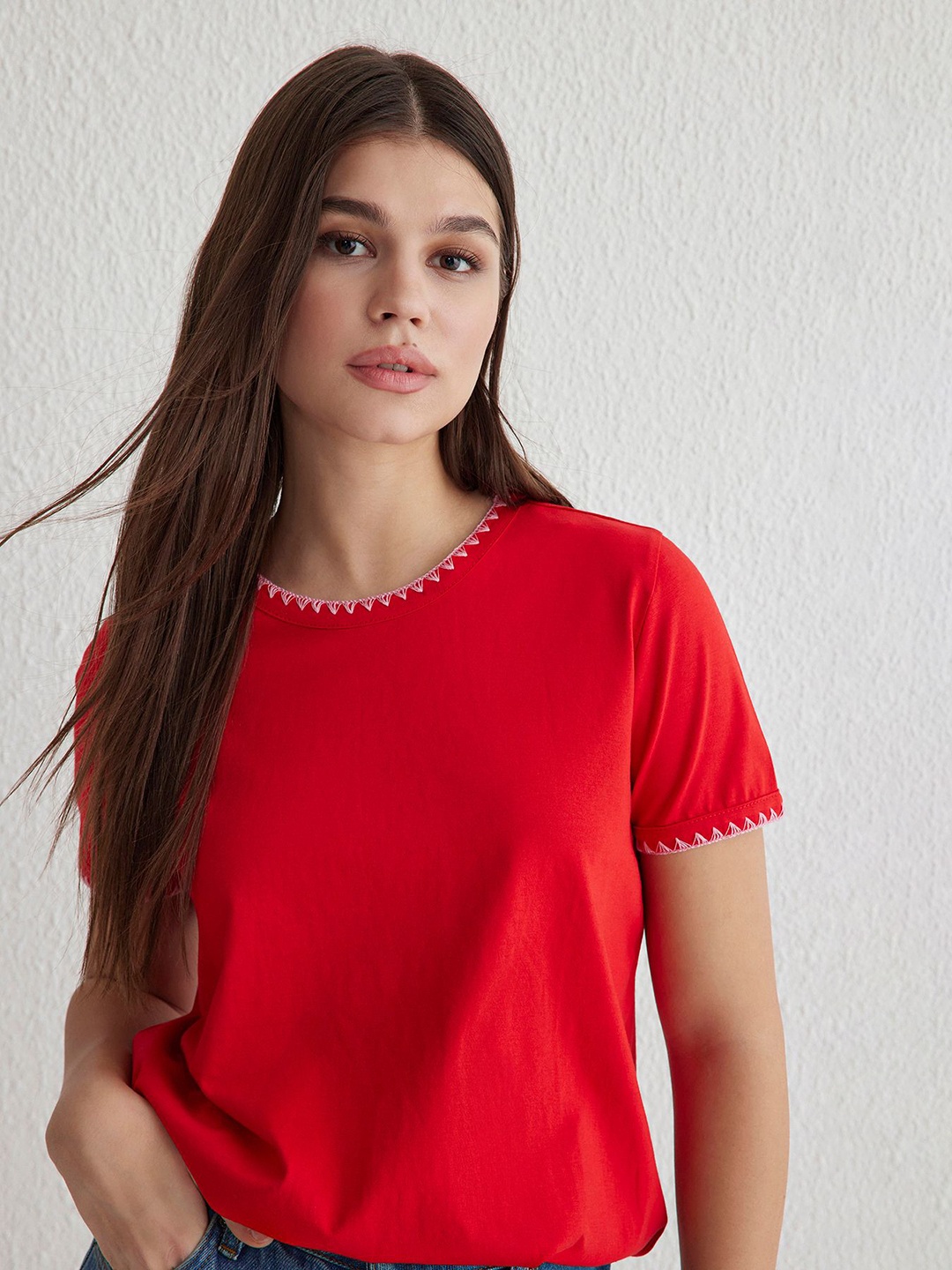 

Trendyol Women V-Neck Drop-Shoulder Sleeves Applique T-shirt, Na