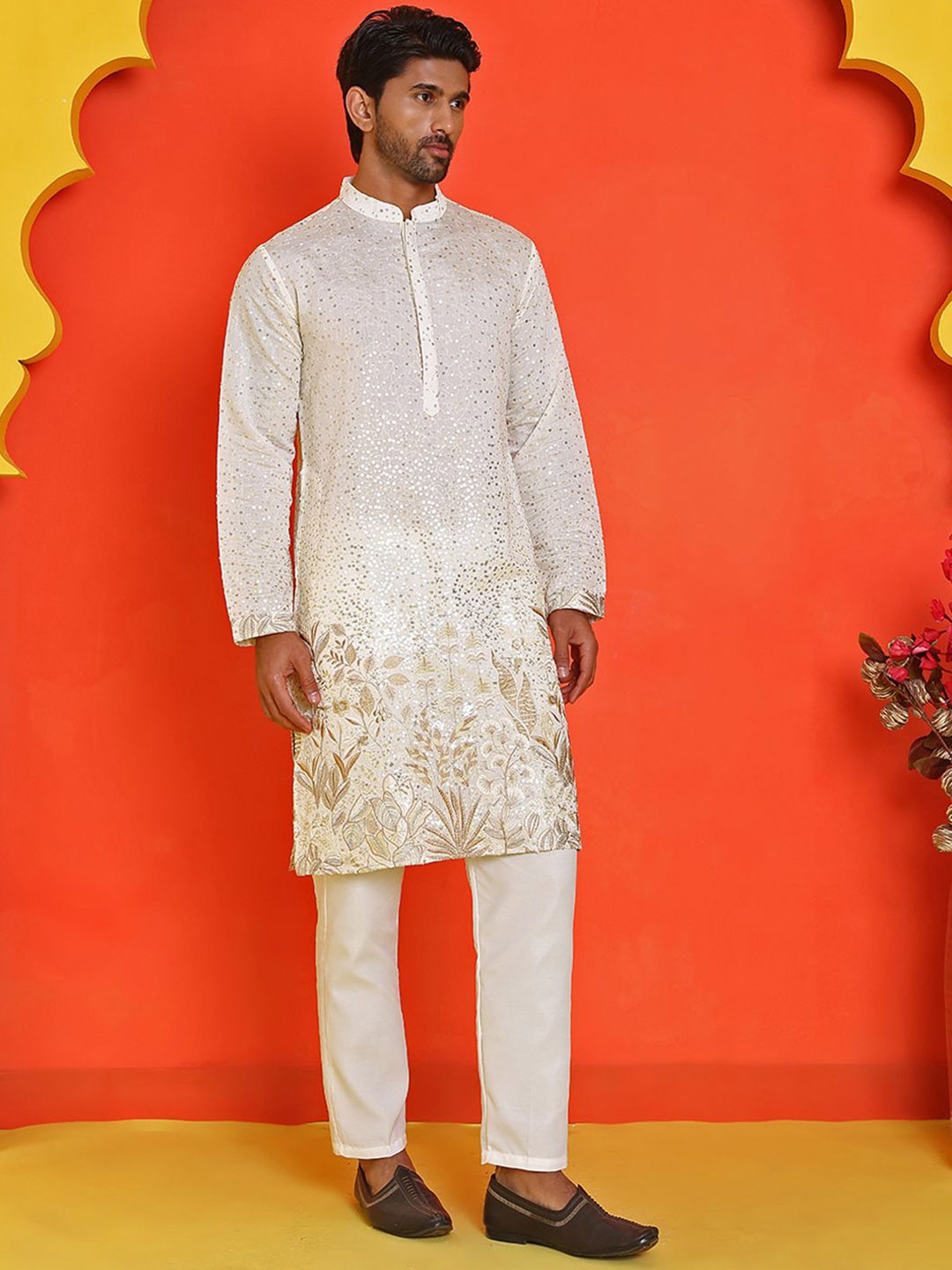 

Jompers Men Embroidered Regular Sequinned Kurta with Pyjamas, Off white