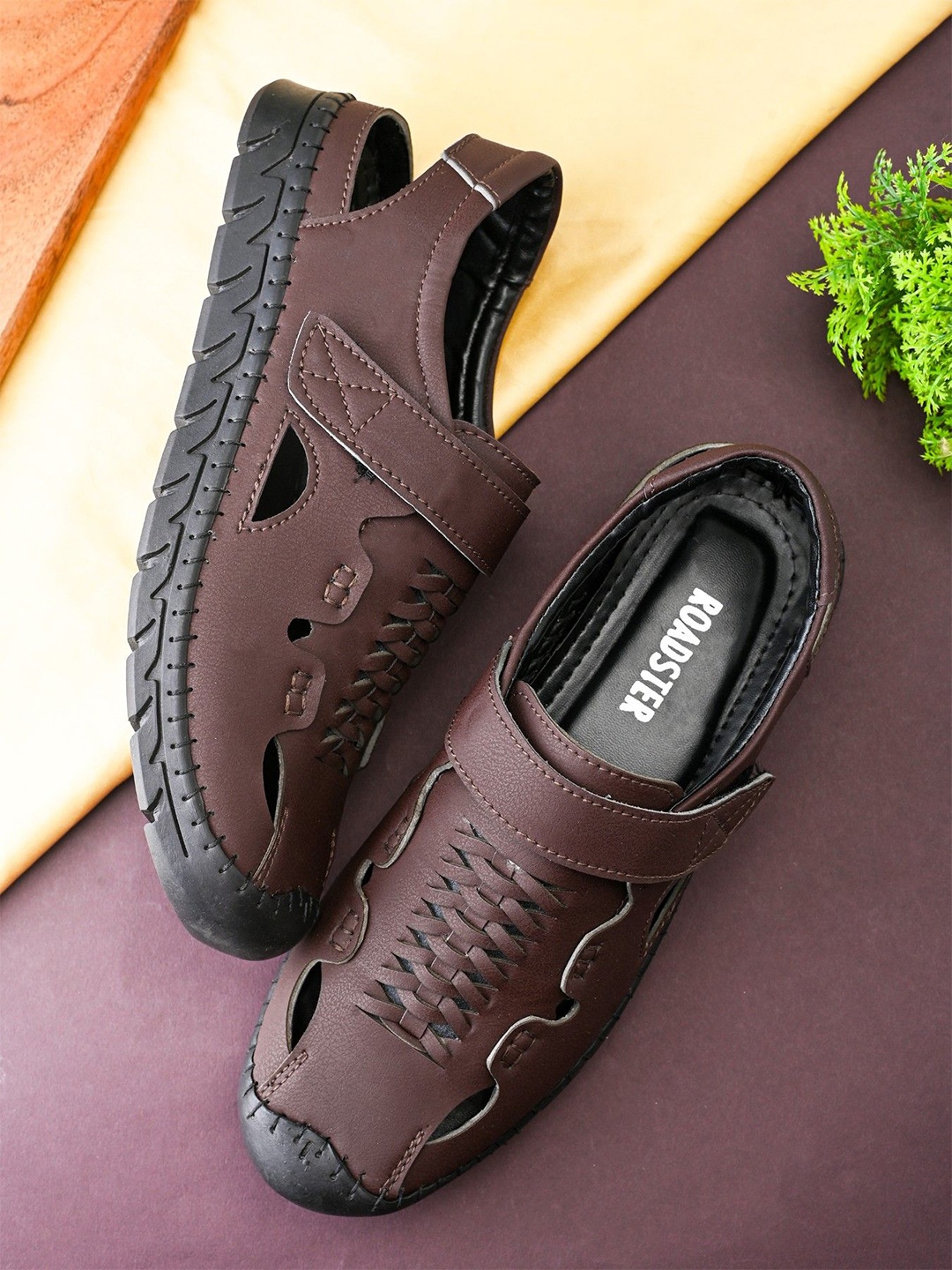 

The Roadster Lifestyle Co. Men Textured Round Toe Fisherman Sandals, Brown