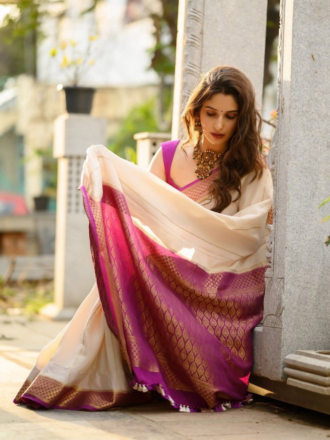 

VISVASTA Woven Design Zari Art Silk Kanjeevaram Saree, Cream