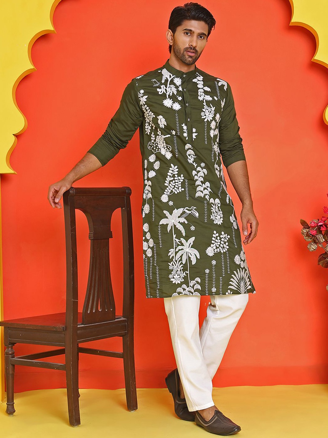 

Jompers Men Floral Embroidered Regular Chikankari Kurta with Pyjamas, Olive
