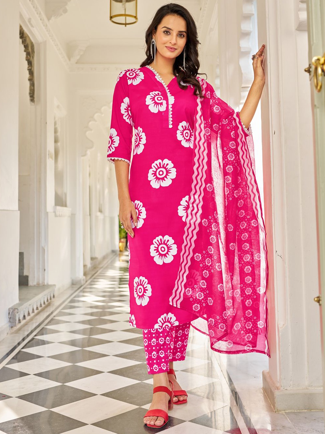 

Moda Rapido Women Floral Printed Regular Kurta with Trousers & With Dupatta, Pink