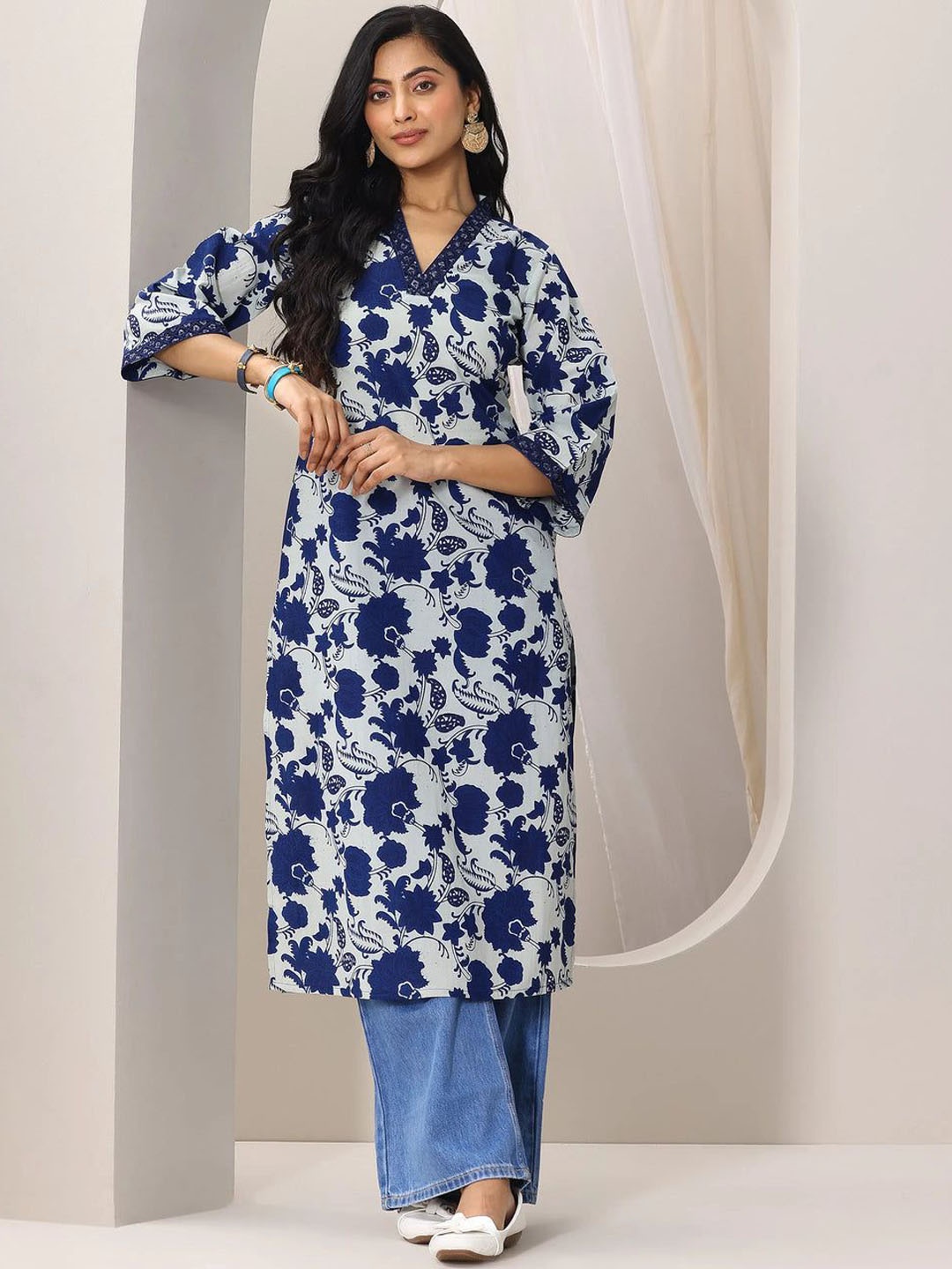 

PHYSIL Women Floral Embroidered Floral Kurta, Blue