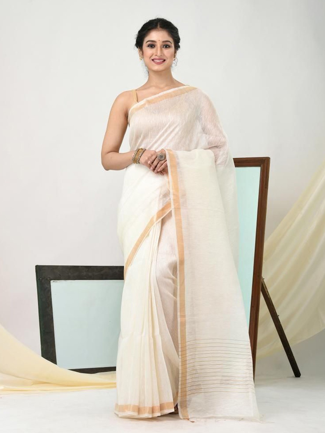 

VIBHAVARI Zari Silk Blend Saree, White