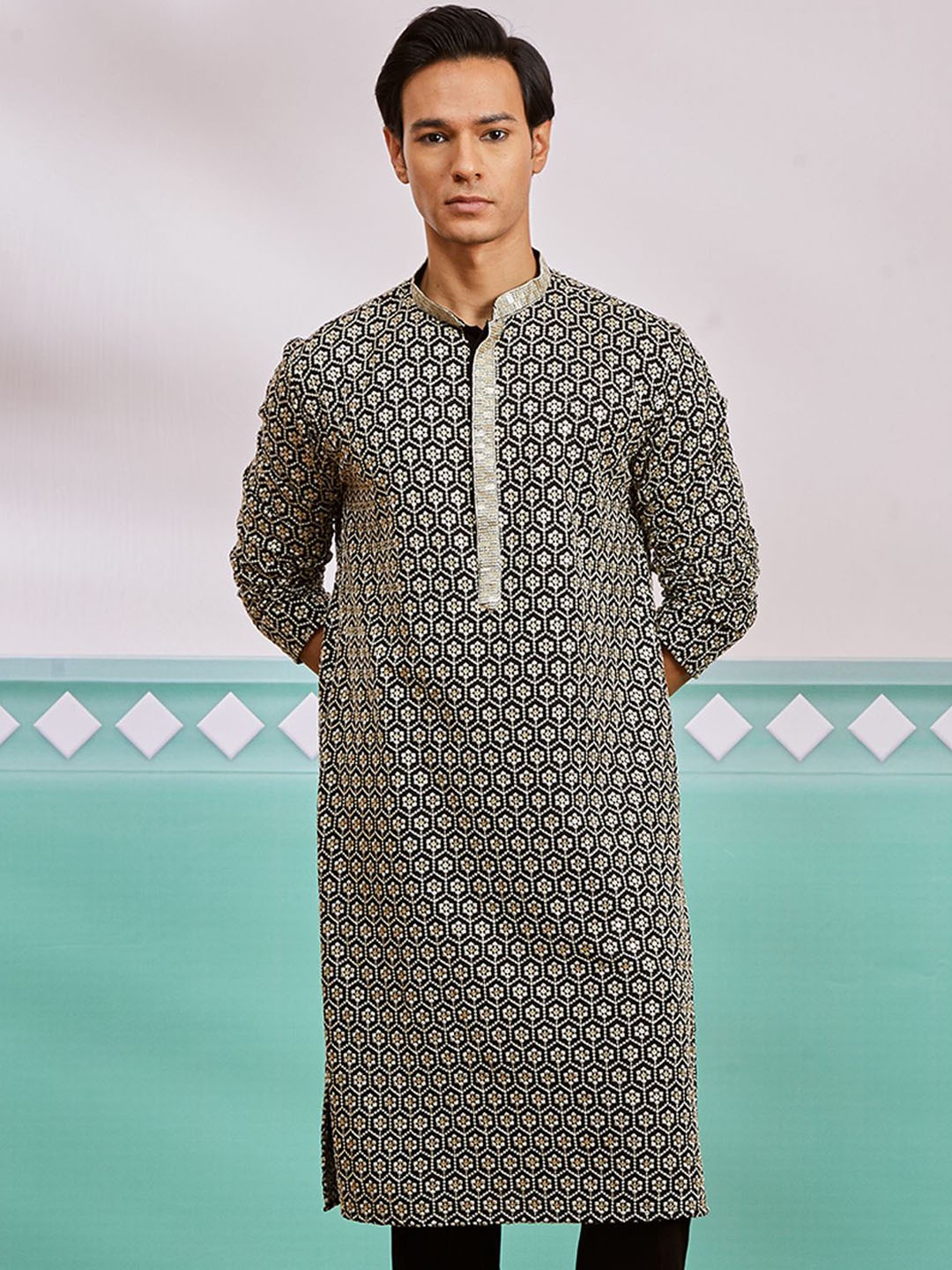 

VASTRAMAY Men Geometric Embroidered Thread Work Kurta, Black