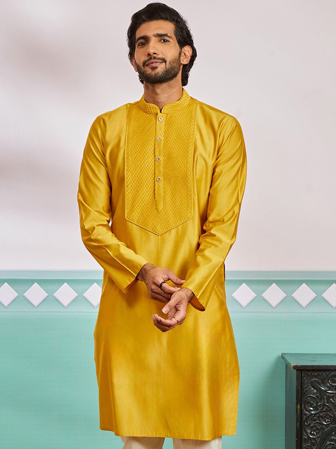 

VASTRAMAY Men Geometric Yoke Design Kurta, Mustard