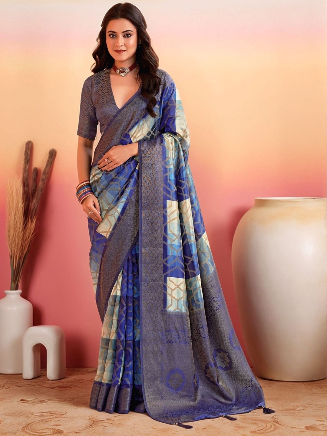

Sangria Jacquard Woven Saree With Blouse Piece, Blue