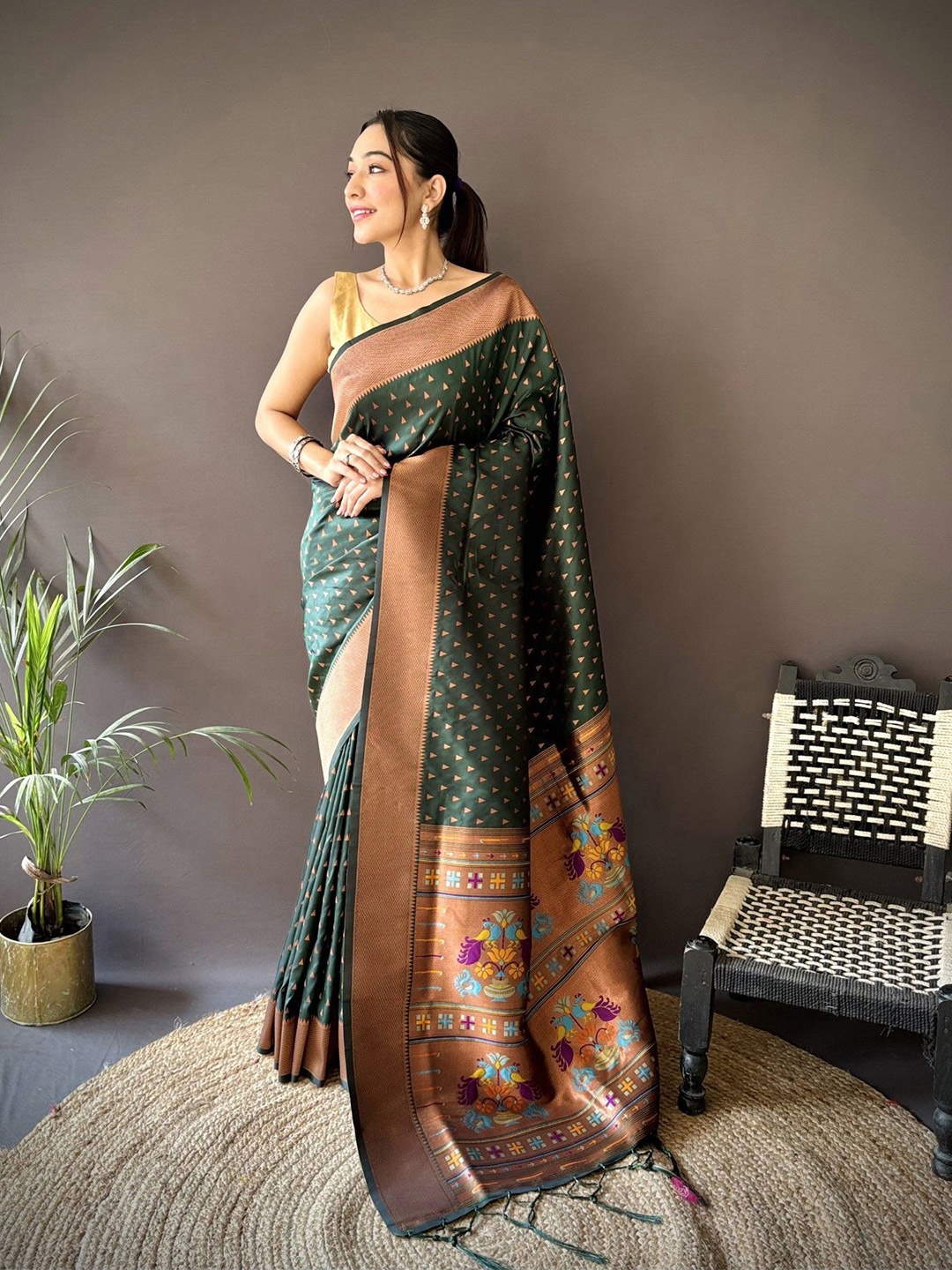 

Panzora Woven Design Zari Silk Blend Paithani Saree, Green