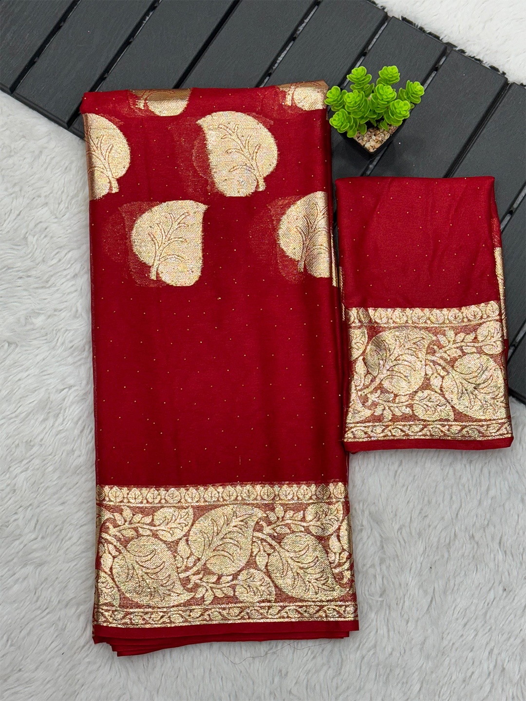 

PAYAL CREATION Woven Design Zari Pure Georgette Saree, Red
