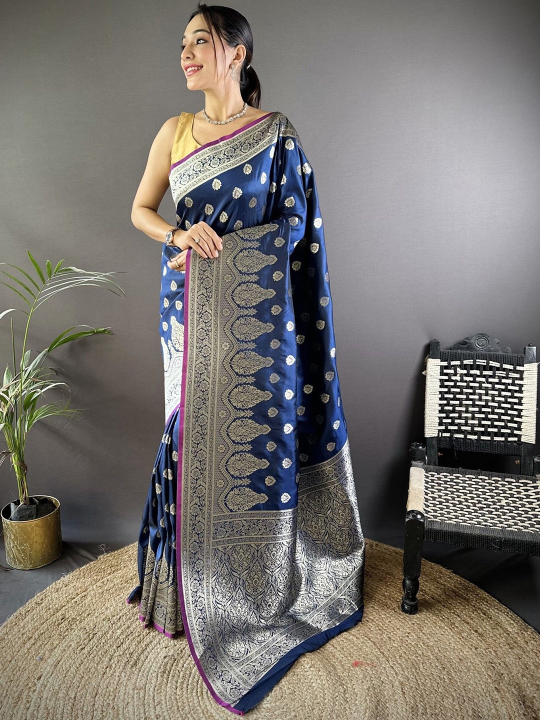 

Panzora Embellished Zari Silk Blend Banarasi Saree, Navy blue