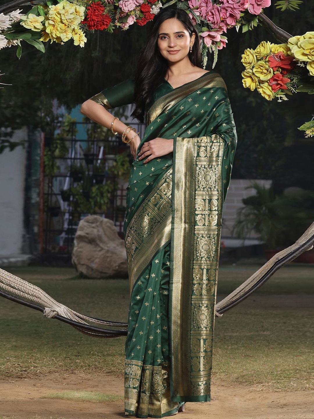 

Nimidiya Woven Design Zari Silk Blend Banarasi Saree, Green