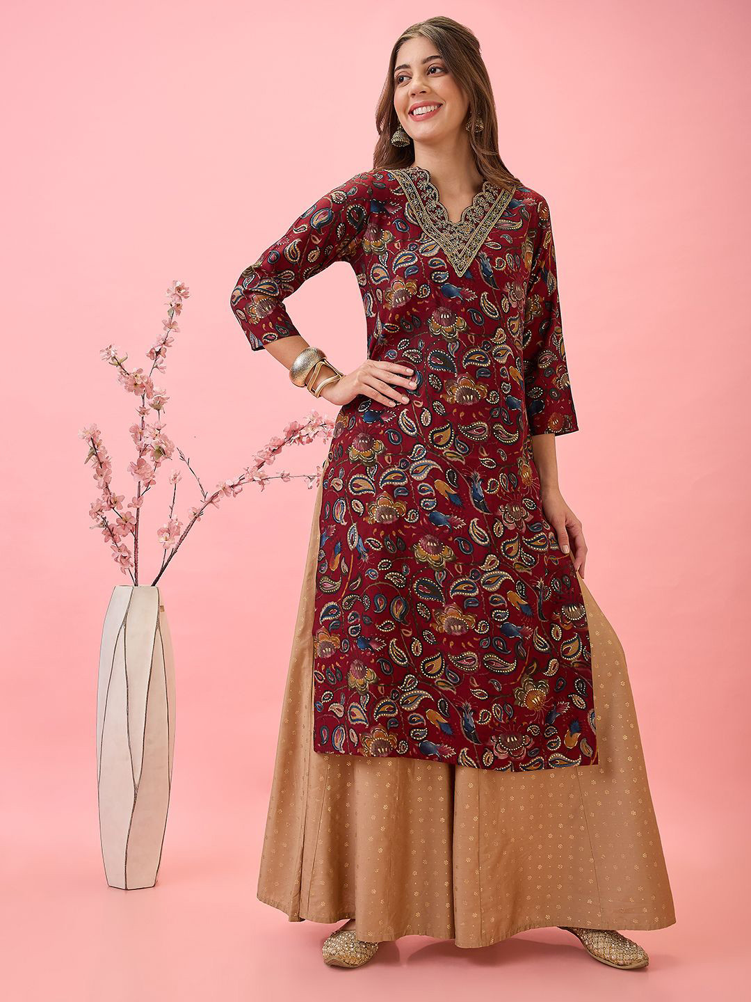 

Globus Scalloped Embroidered V-Neck Gold Foil Paisley Print Chanderi Festive Kurta, Maroon