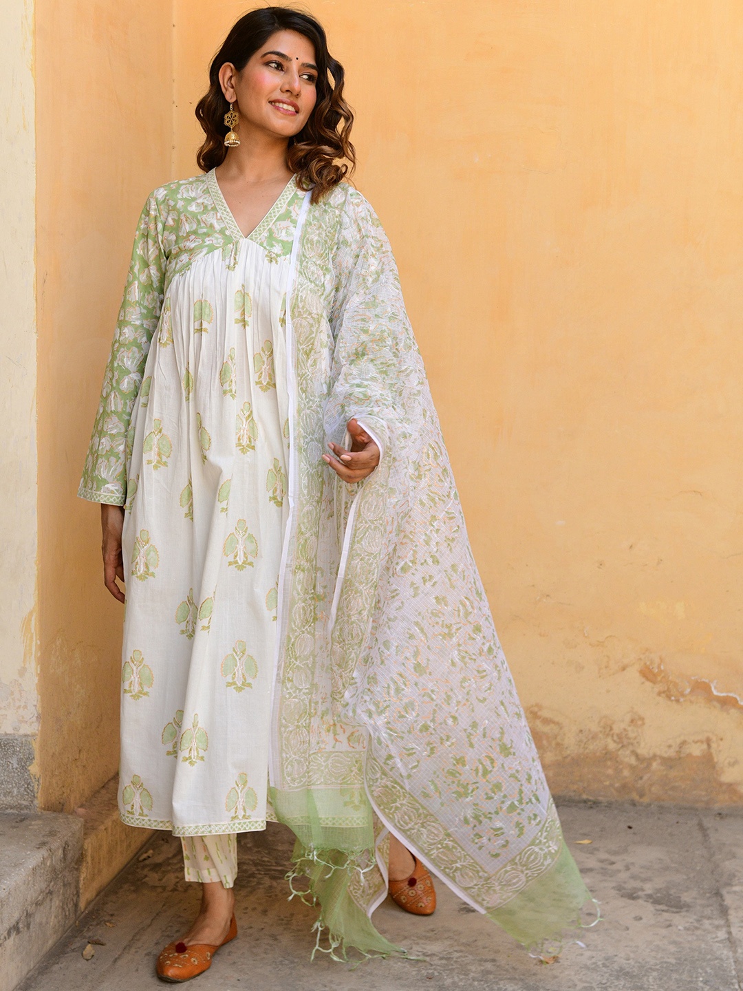 

SHILPI HANDICRAFTS Women Floral Printed Regular Pure Cotton Kurta with Palazzos & With Dupatta, Green