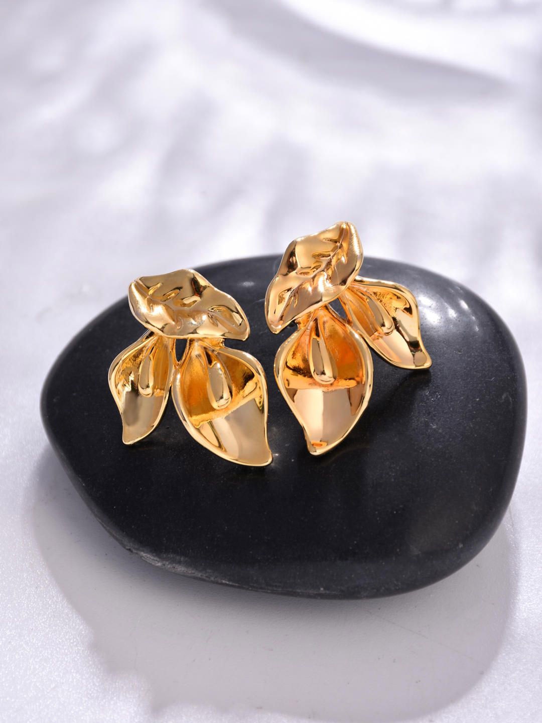 

Reenisaa Feather Shaped Studs Earrings, Gold