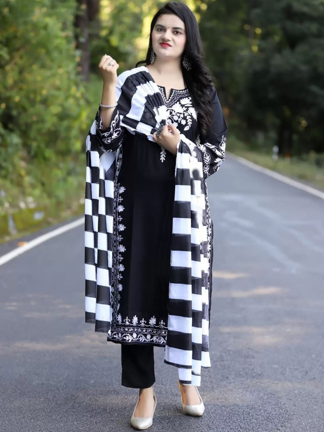 

Piludi Women Floral Embroidered Regular Kurta with Trousers & With Dupatta, Black