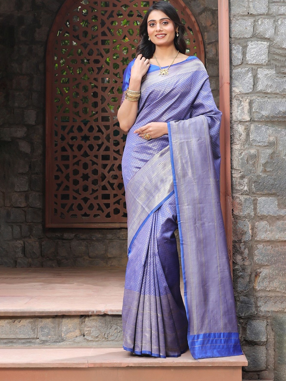 

Sarvada Woven Design Zari Silk Blend Kanjeevaram Saree, Blue