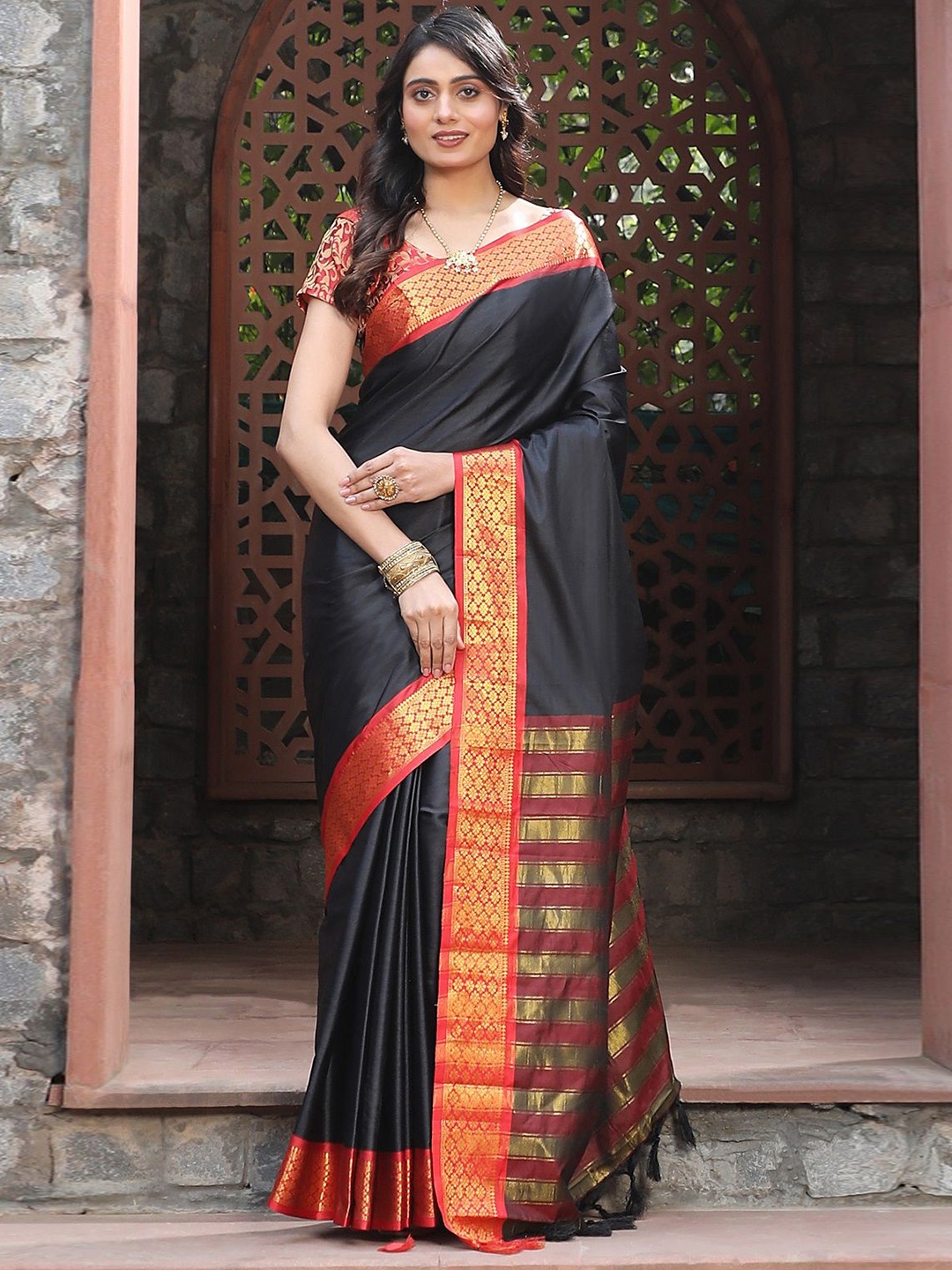 

Nimidiya Zari Pure Silk Kanjeevaram Saree, Black