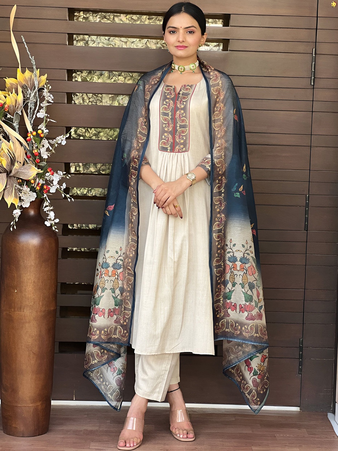 

VAAZI CREATOR Women Floral Printed Regular Kurta with Trousers & With Dupatta, Off white