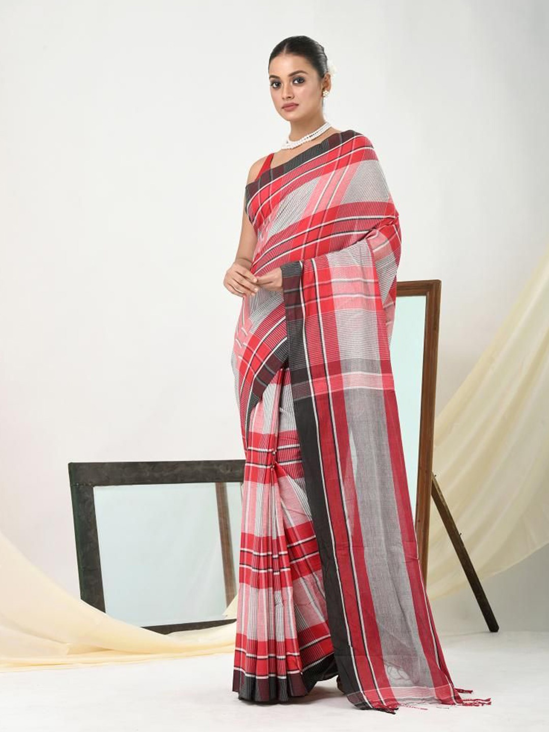 

VIBHAVARI Checked Pure Cotton Saree, Grey