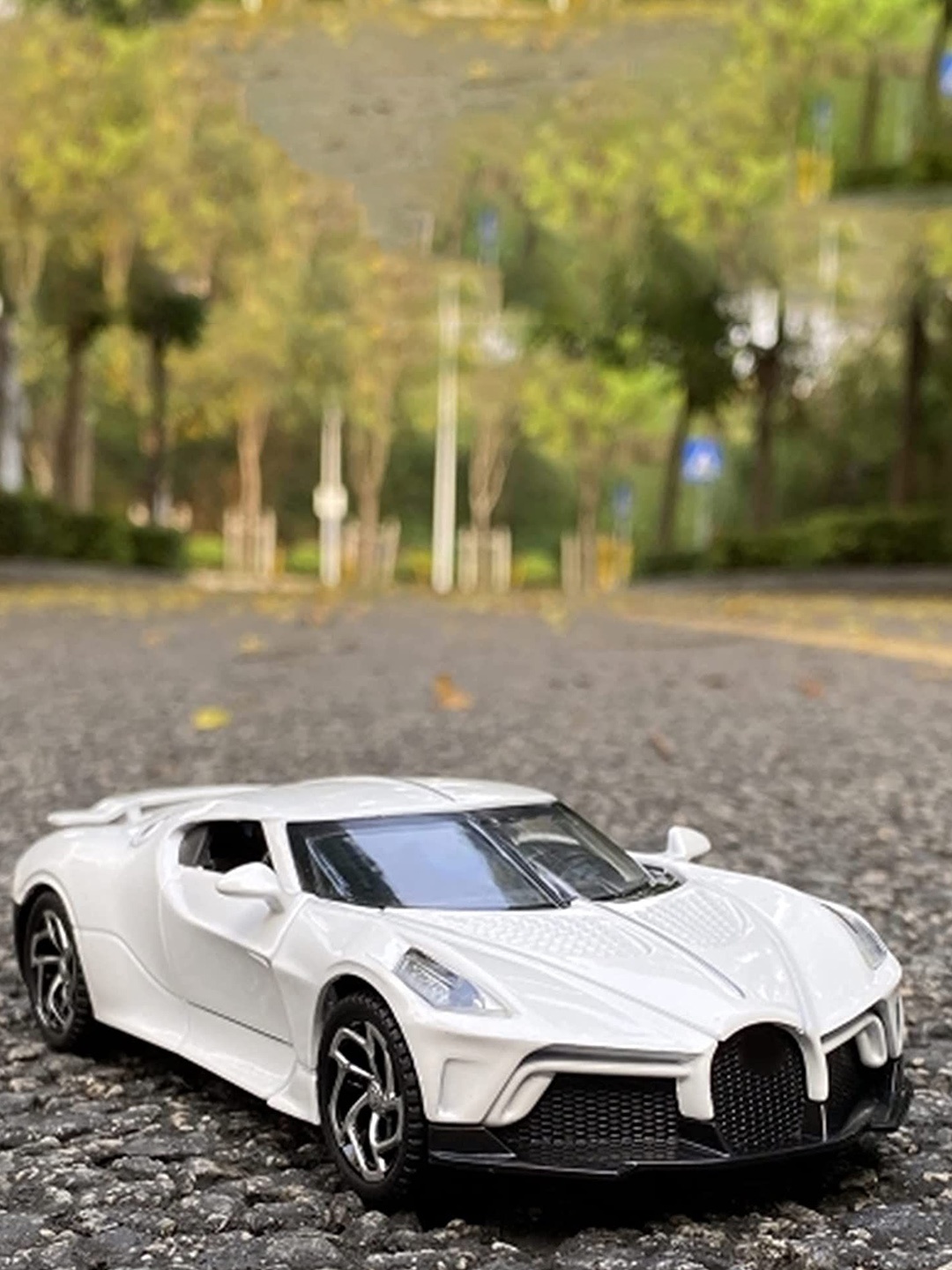 

DEZICON 1:32 La Voiture Scale Model Pull Back Car, White