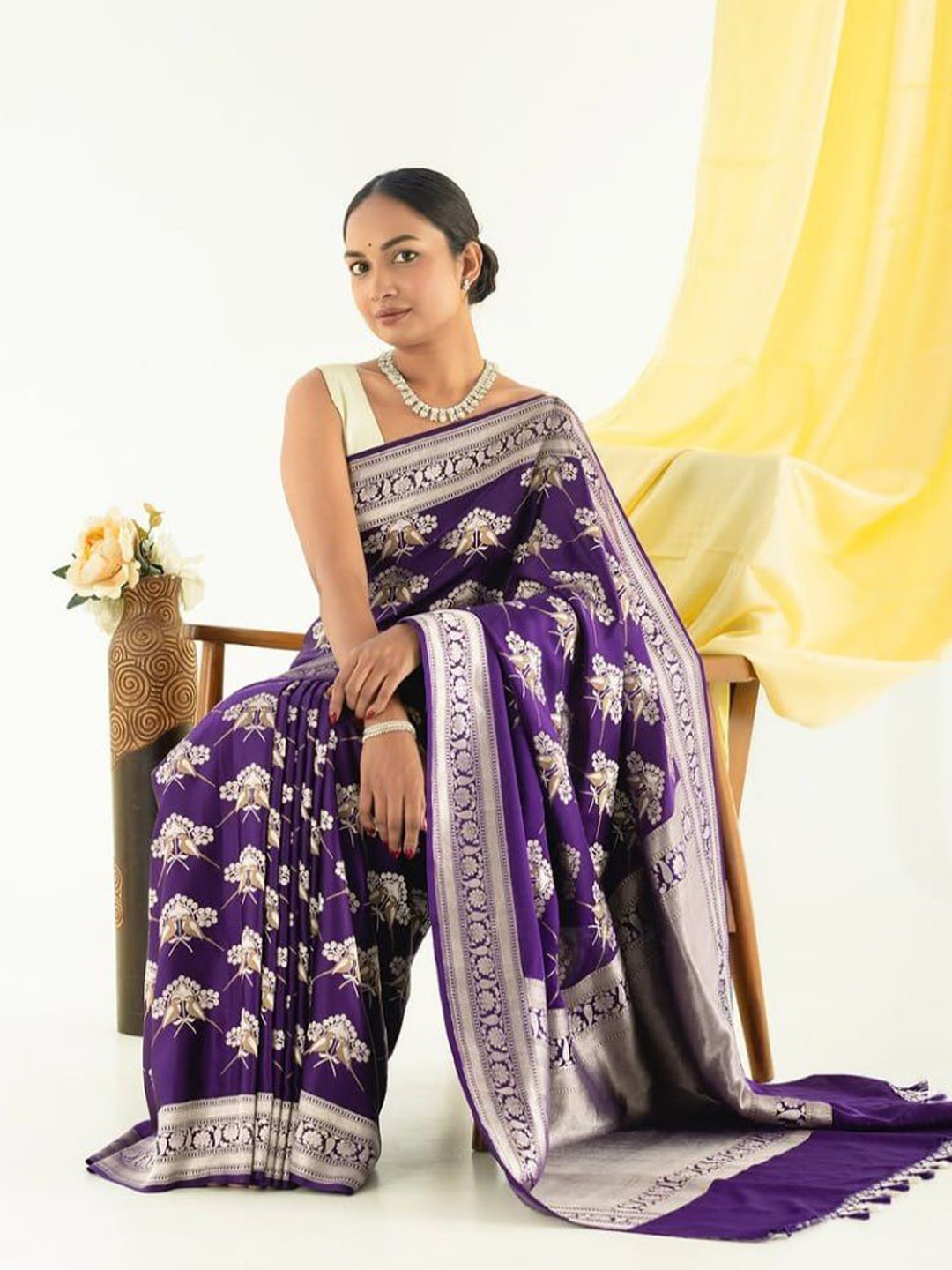 

VISVASTA Woven Design Zari Art Silk Kanjeevaram Saree, Purple