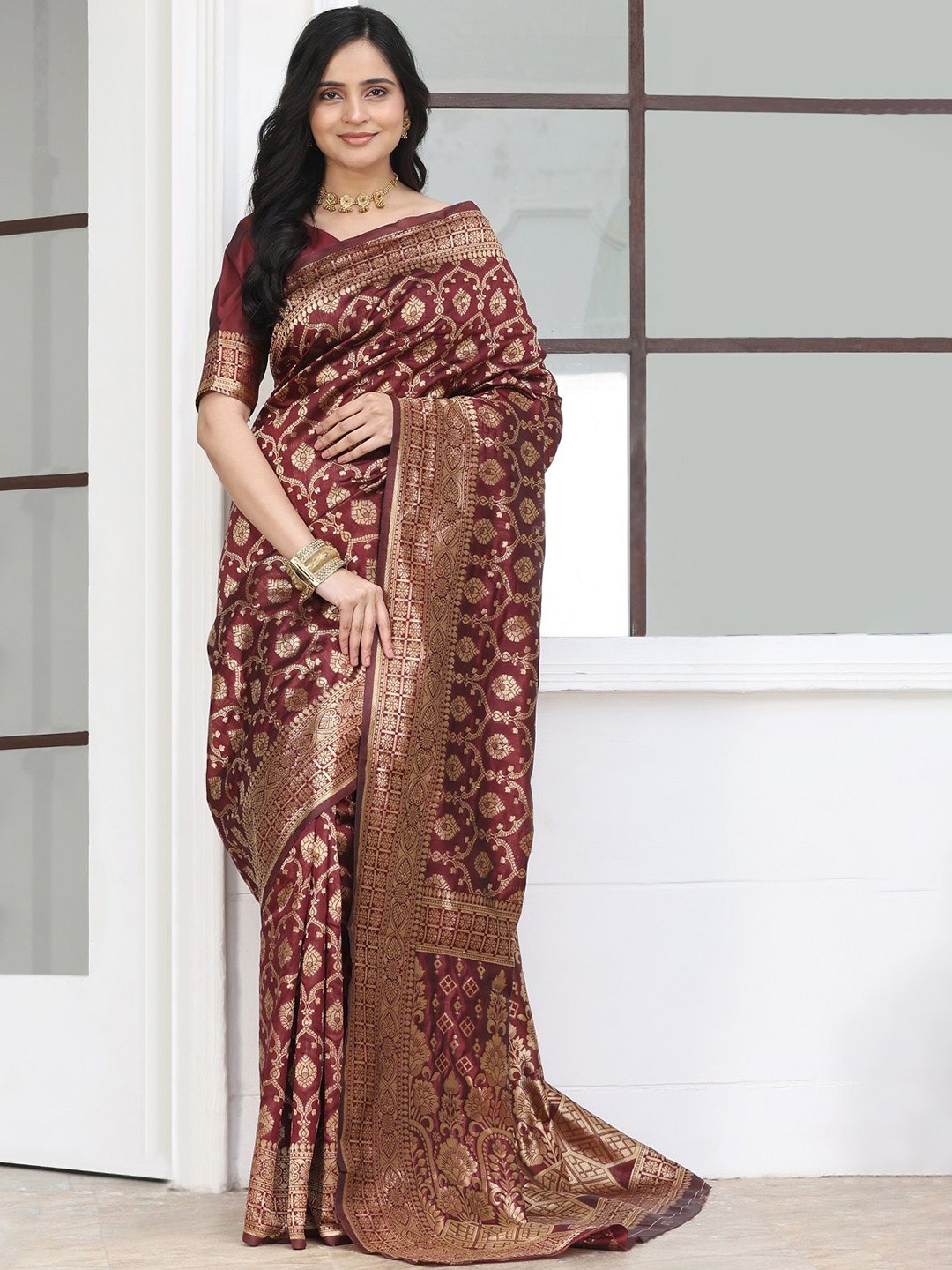 

Nimidiya Woven Design Zari Silk Blend Banarasi Saree, Maroon