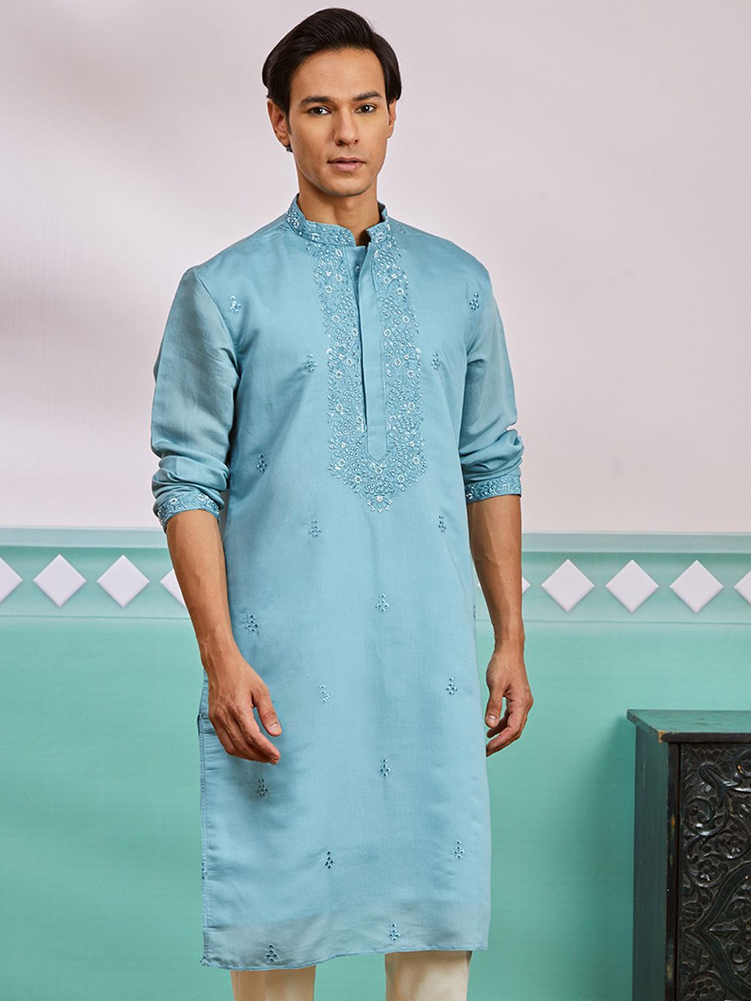 

VASTRAMAY Men Geometric Embroidered Thread Work Kurta, Blue