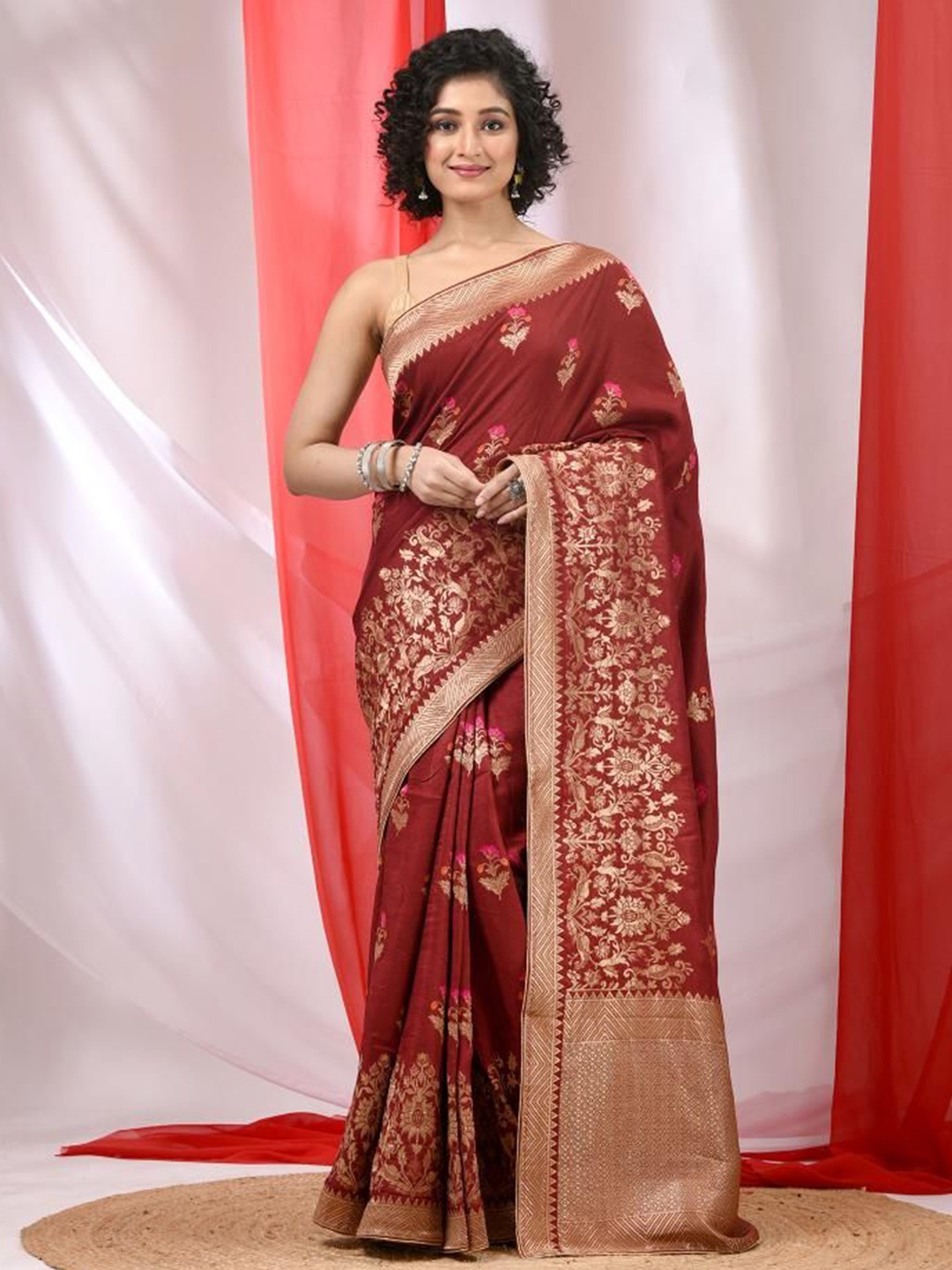 

VIBHAVARI Woven Design Zari Silk Blend Saree, Red