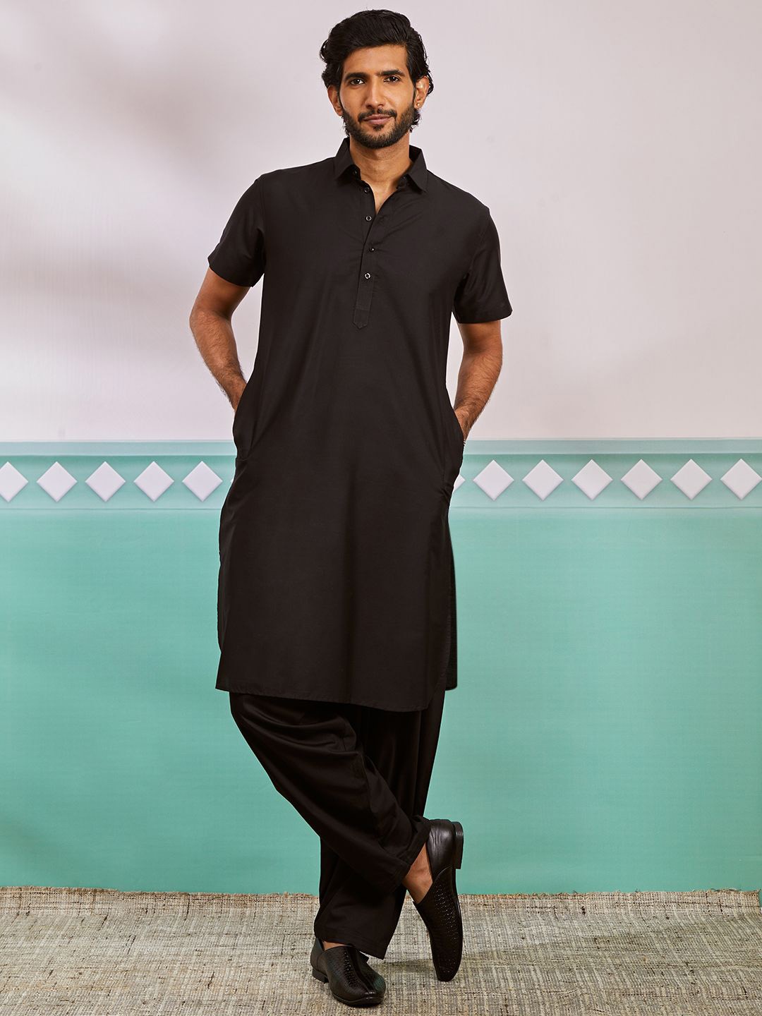 

VASTRAMAY Men Regular Kurta with Patiala, Black