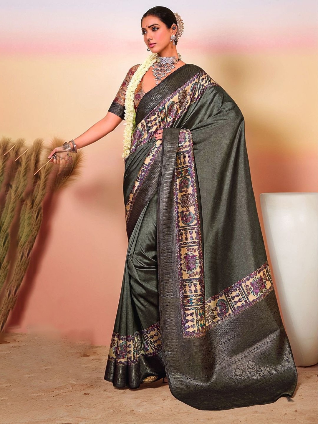 

Sangria Tribal Print Saree With Blouse, Grey