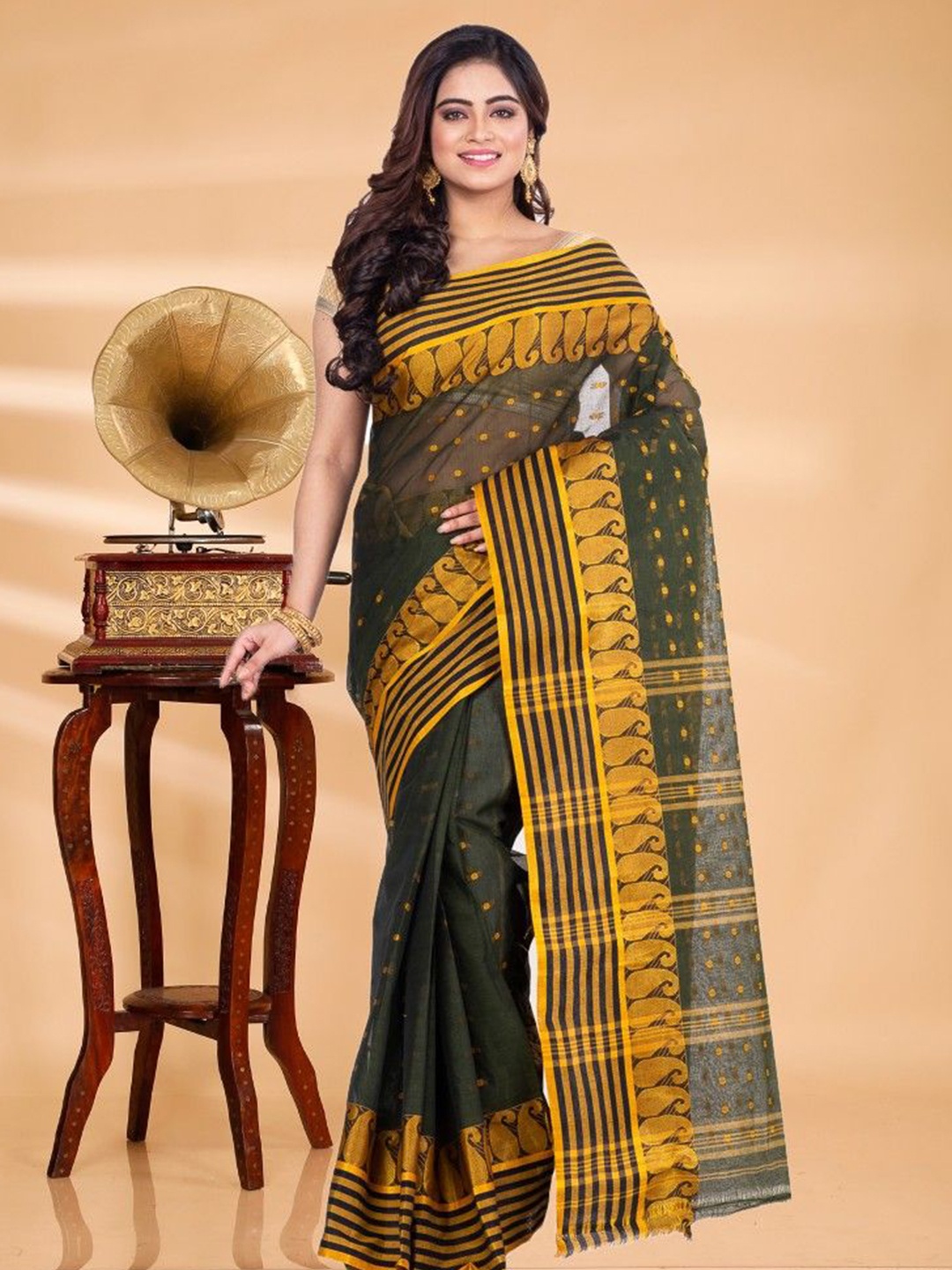 

SRILOK Woven Design Pure Cotton Taant Saree, Green