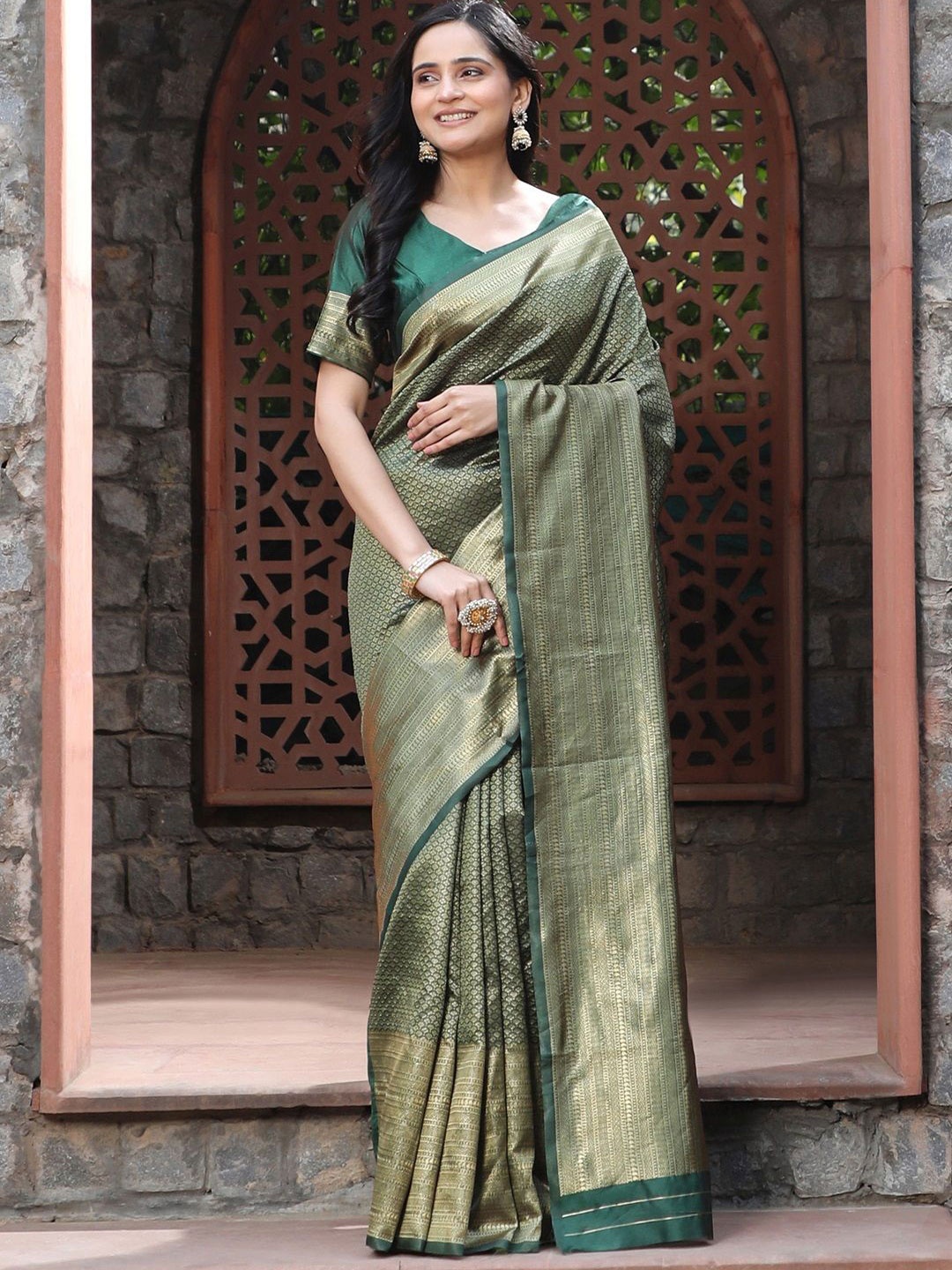 

Iris Woven Design Zari Silk Blend Kanjeevaram Saree, Green