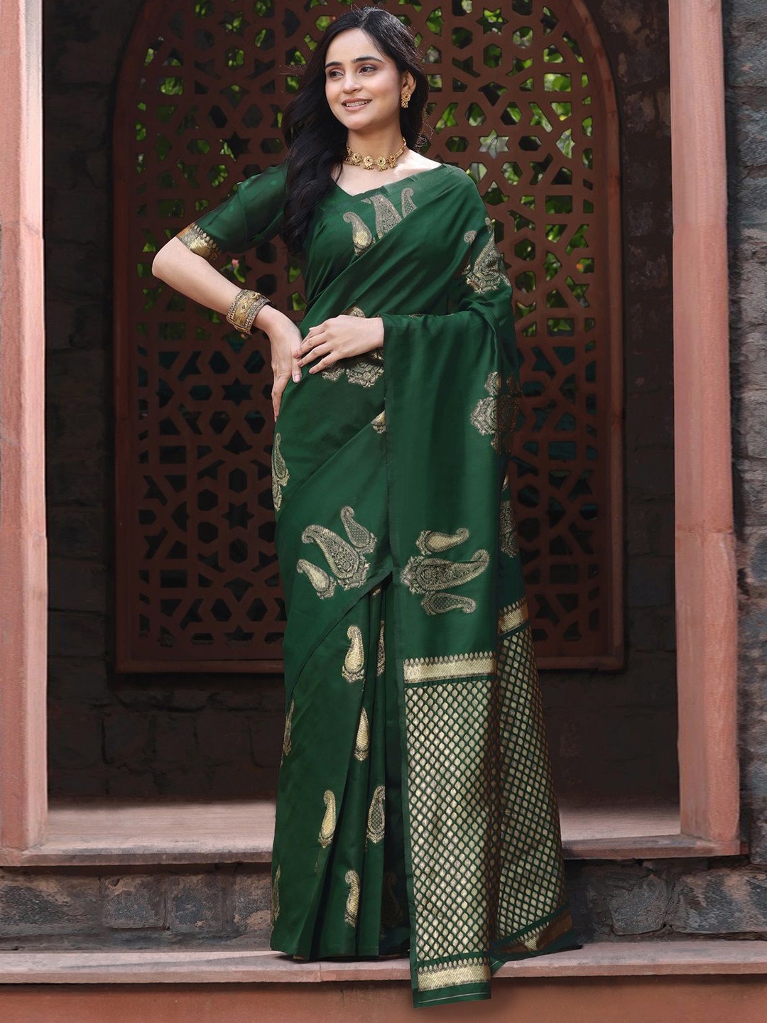 

Nimidiya Woven Design Zari Silk Blend Kanjeevaram Saree, Green