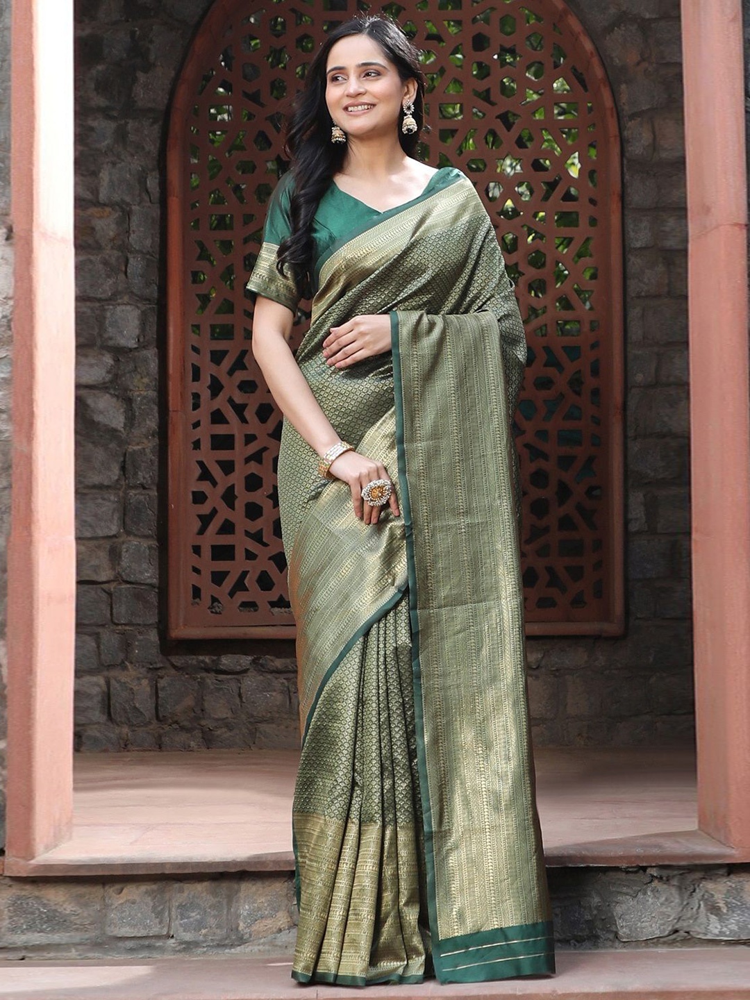 

Nimidiya Woven Design Zari Silk Blend Kanjeevaram Saree, Green