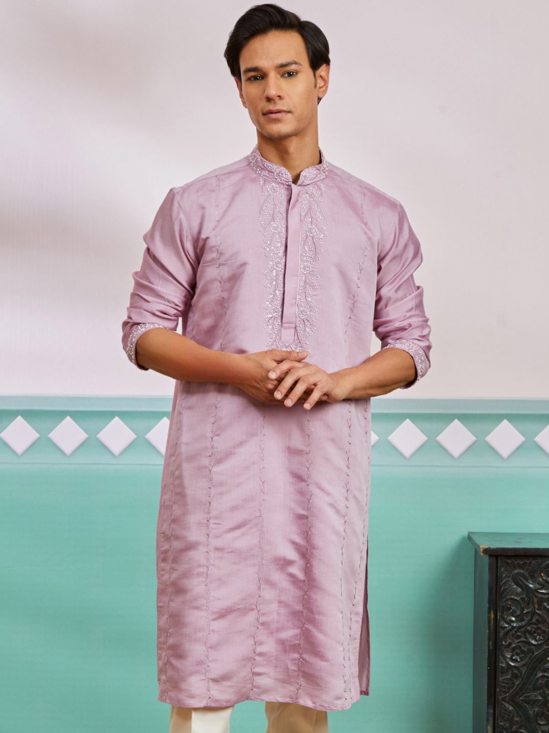 

VASTRAMAY Men Geometric Embroidered Thread Work Kurta, Pink
